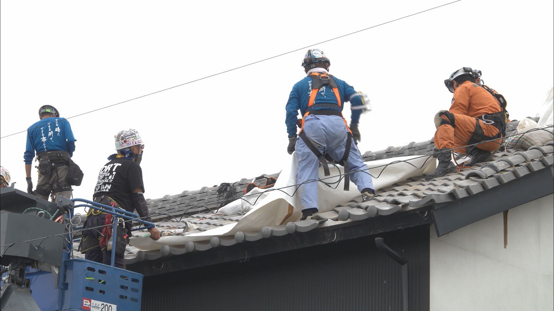 被災地で活躍する技術ボランティアって…竜巻で屋根が飛ばされた現場で消防士にコツ教え　静岡・牧之原市