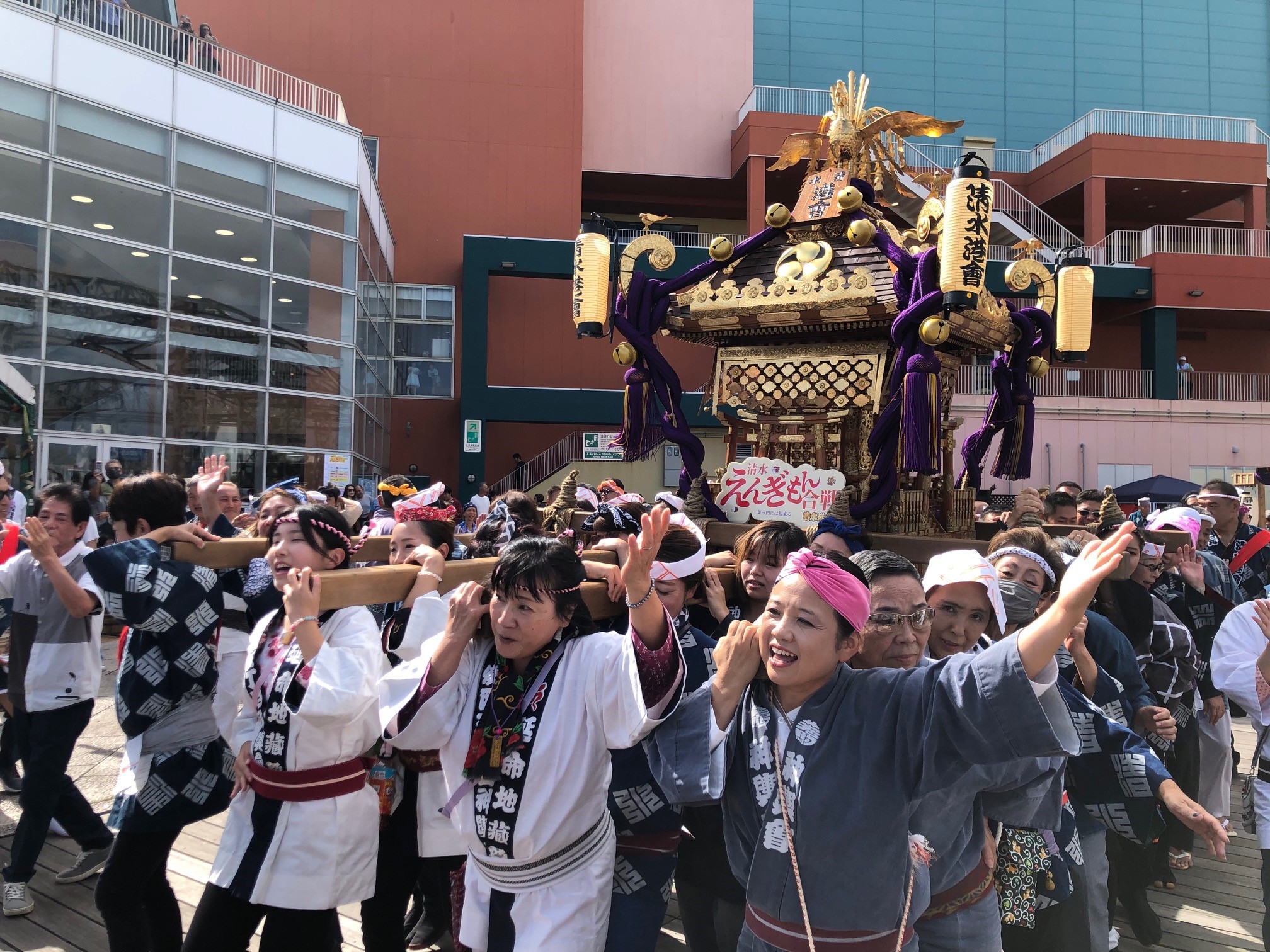 神輿がイベントを盛り上げた