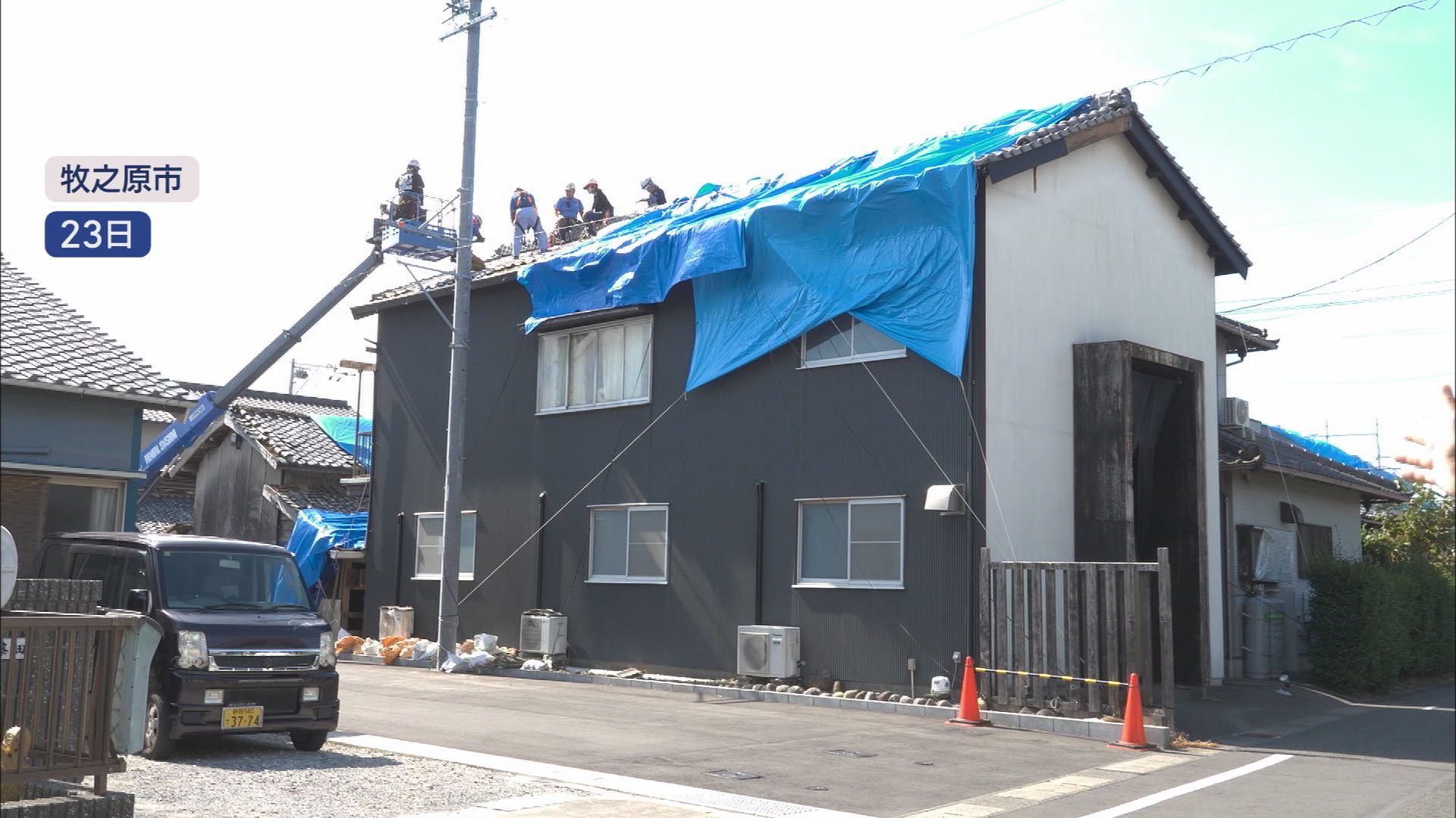 被災地で活躍する技術ボランティアって…竜巻で屋根が飛ばされた現場で消防士にコツ教え　静岡・牧之原市