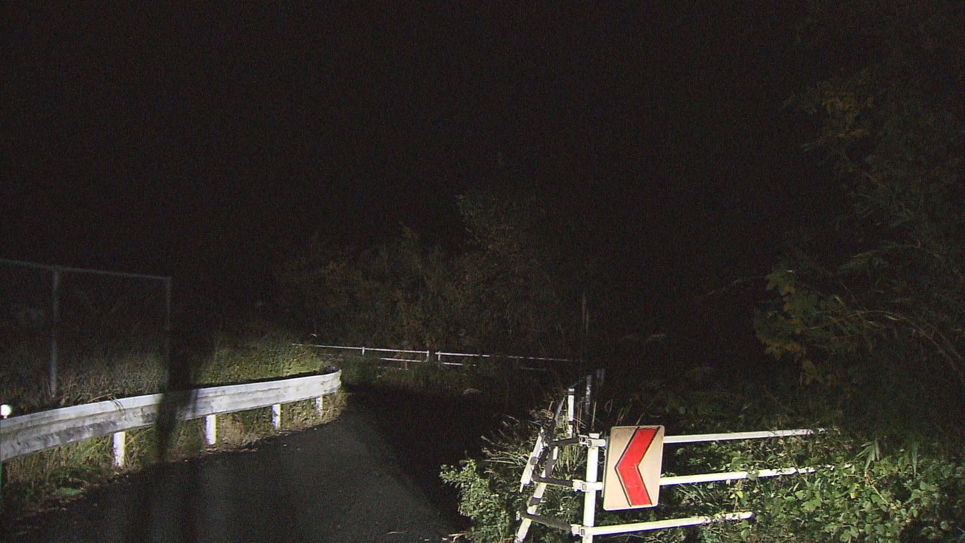 人骨が見つかった現場付近　２８日午後６時ごろ