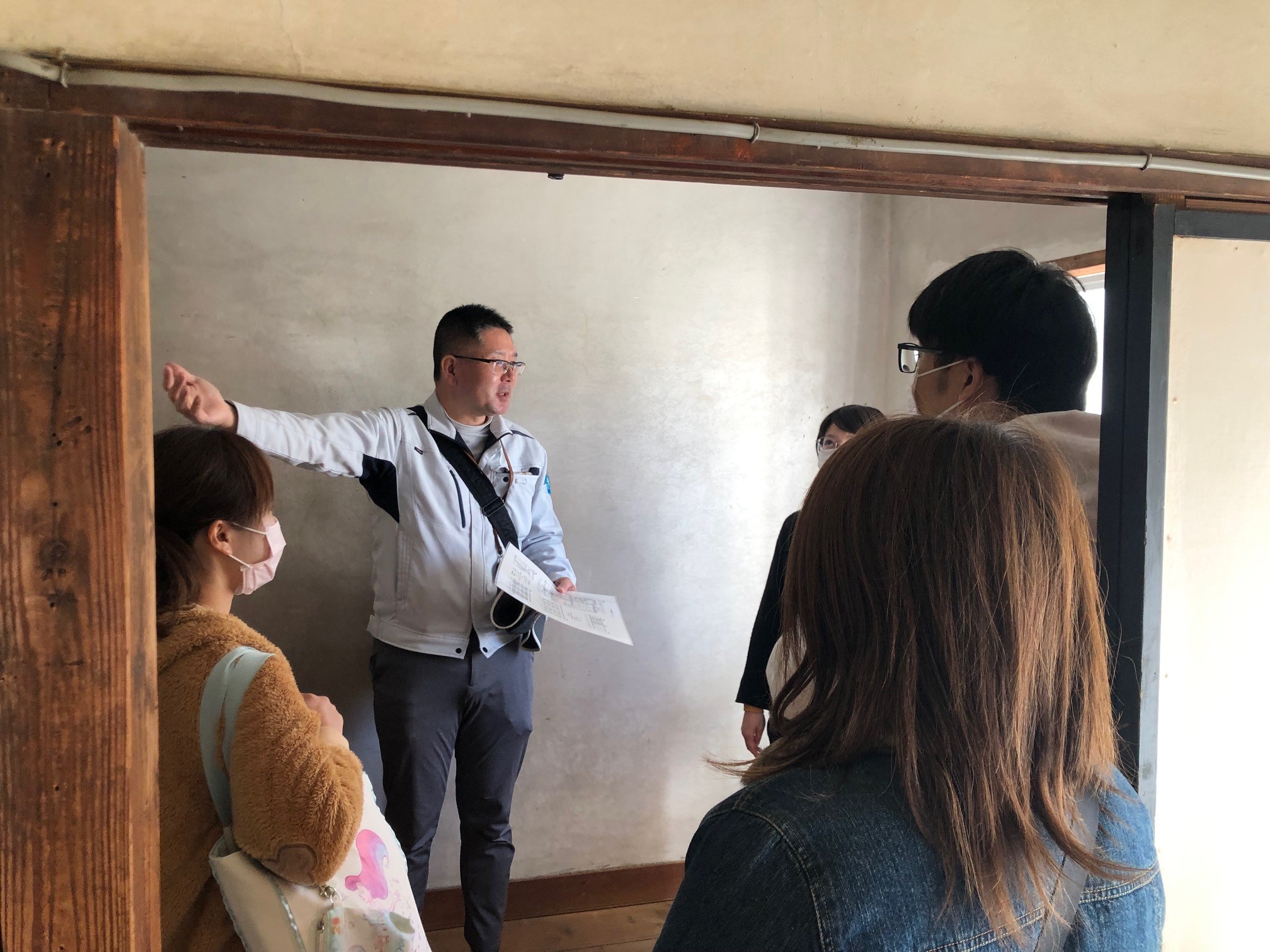 担当者の説明を熱心に聞く参加者