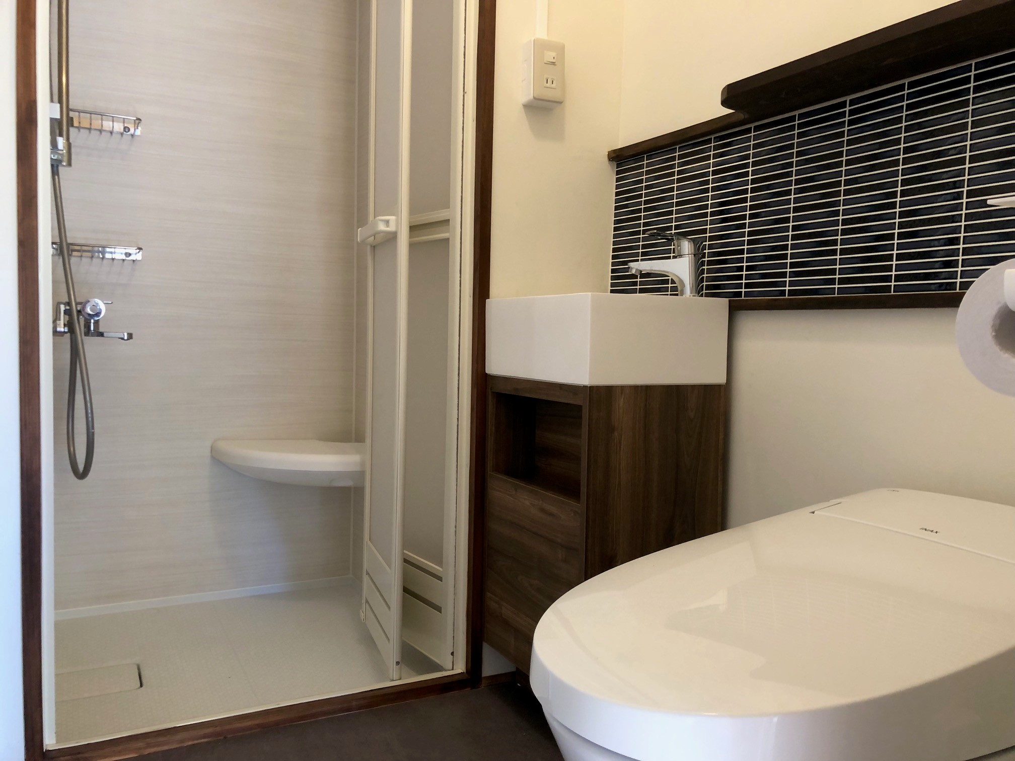 新しいトイレとシャワー　浴槽はスペースの関係で設置できなかった