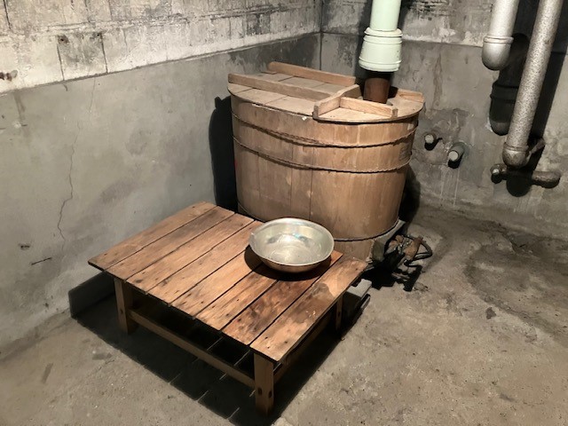 以前使われていた地下の共同浴場　