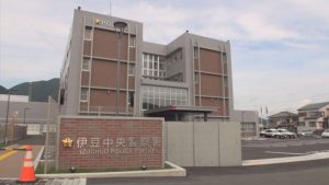 交差点を渡っていた男性が軽乗用車にはねられ重傷　頭を強く打ったか　静岡・伊豆の国市