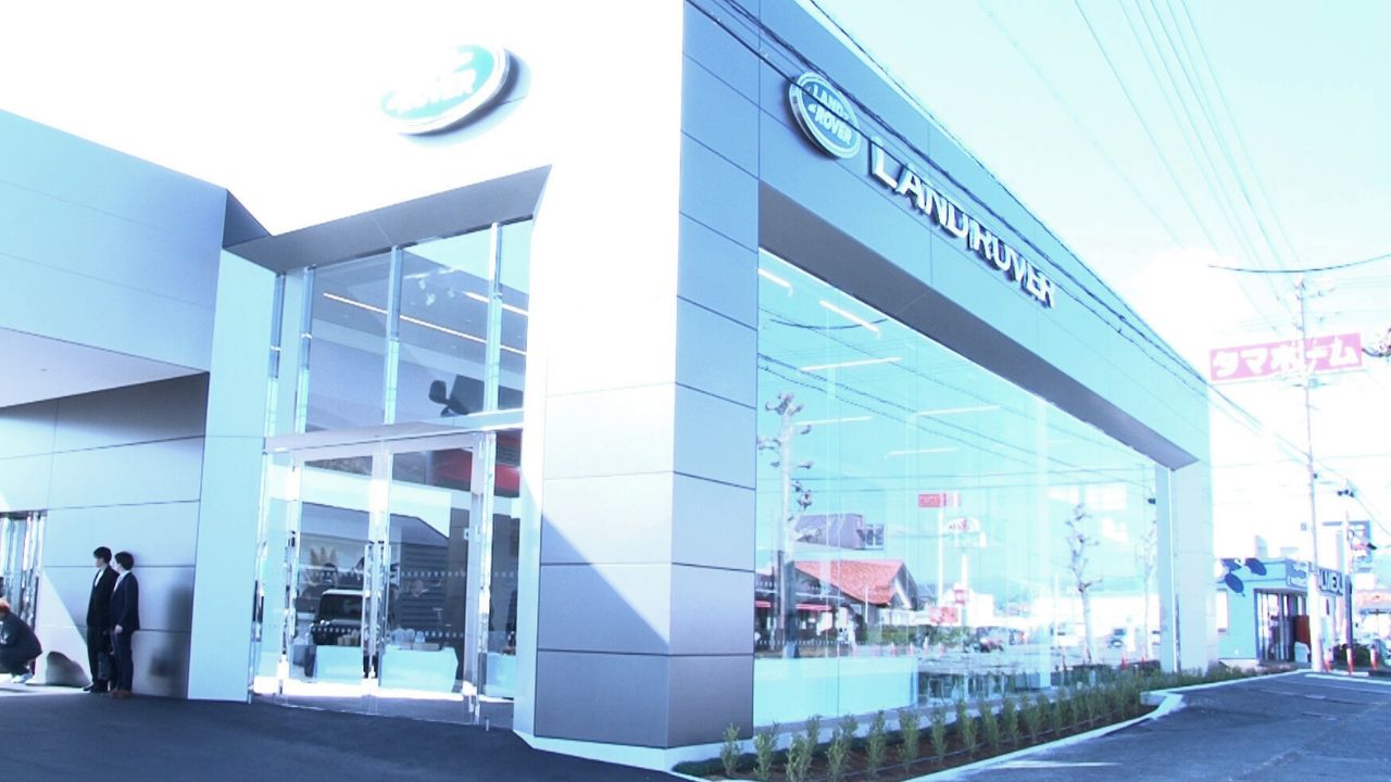 高速を下りてすぐ目の前にあるランドローバー静岡の新ショールーム（静岡市駿河区中島）