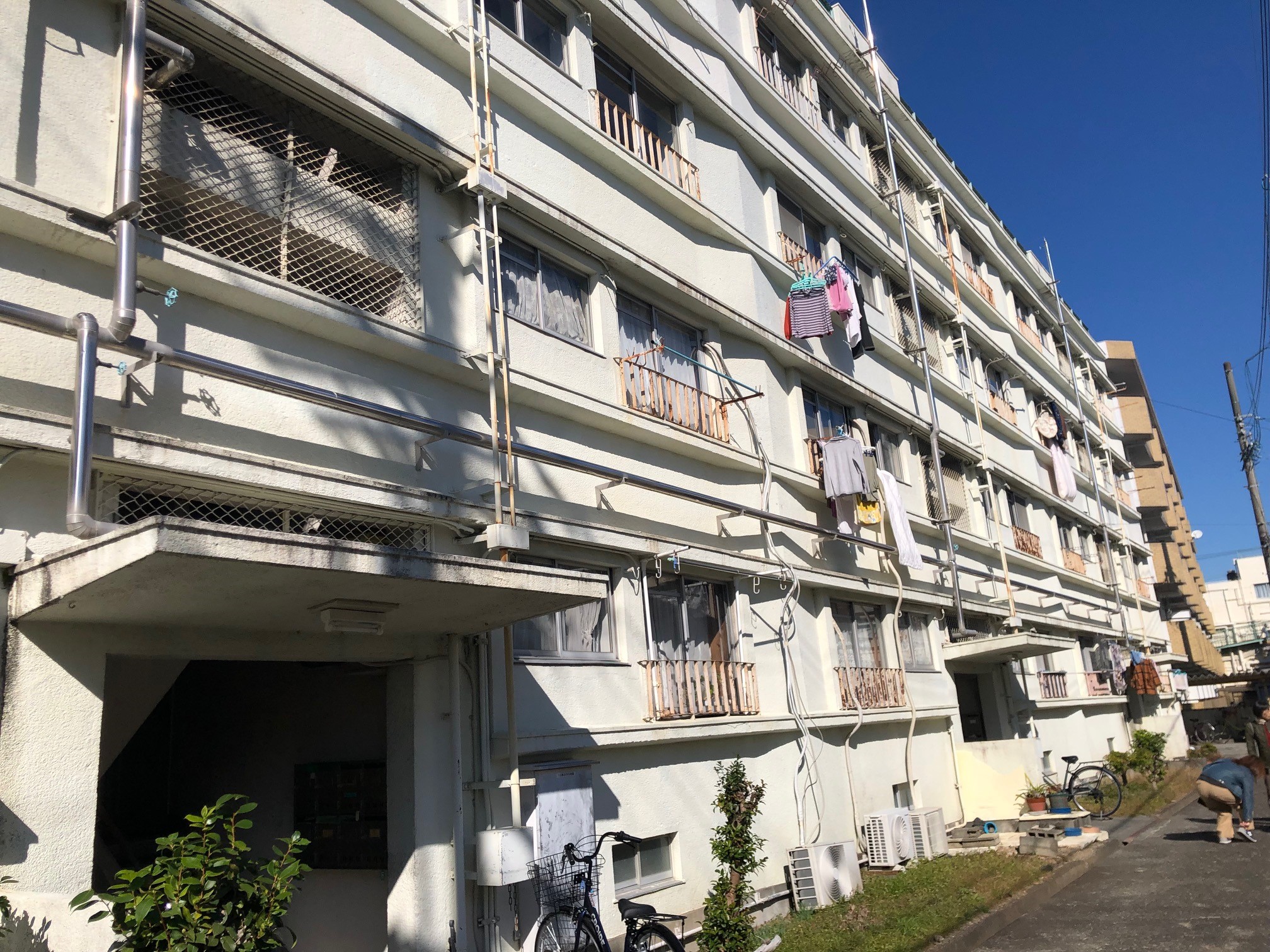 「三番町第一団地」水平基調の庇（ひさし）が特徴