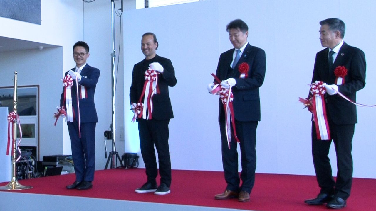 池田代表取締役（写真左）らがテープカットでオープンを祝った