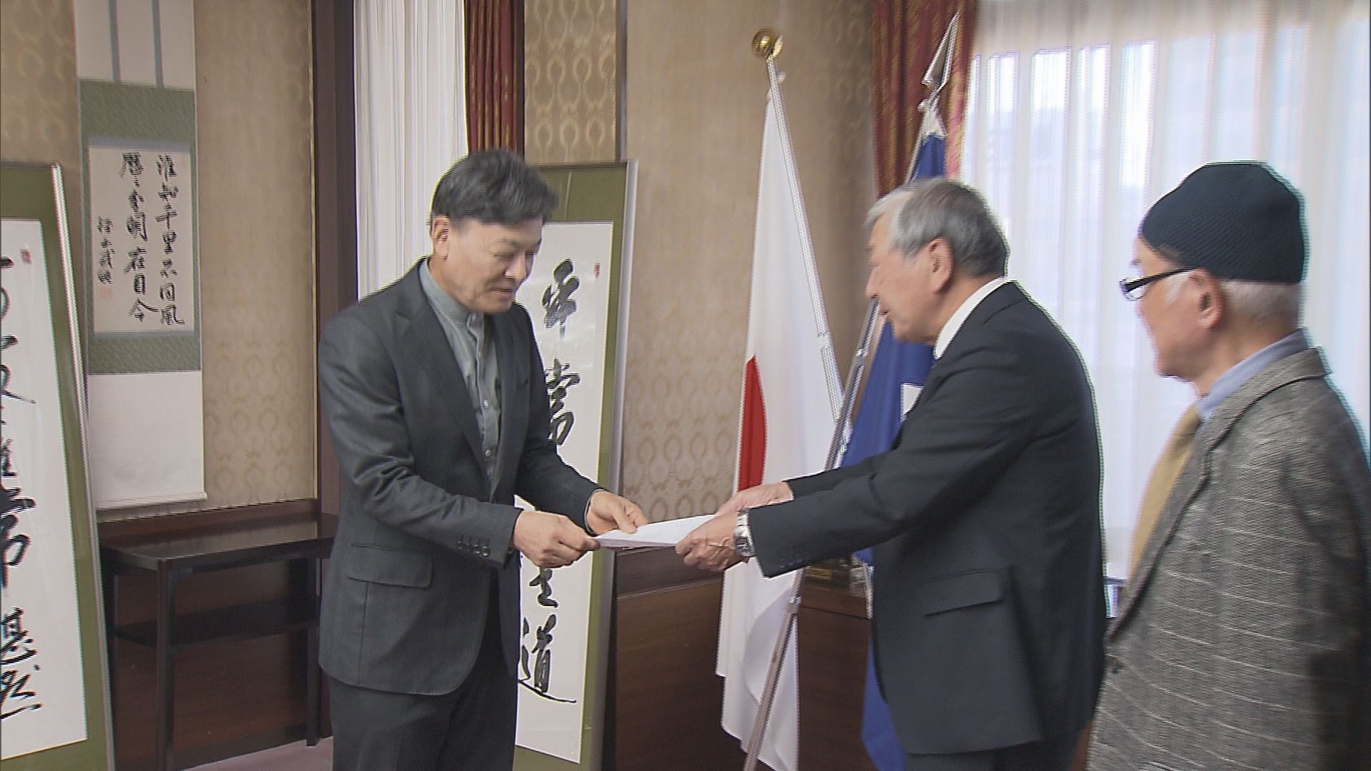 難波市長（左）に要望書渡す長沼地区の住民