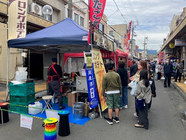大勢の人でにぎわう「ジロチョウマーケット」