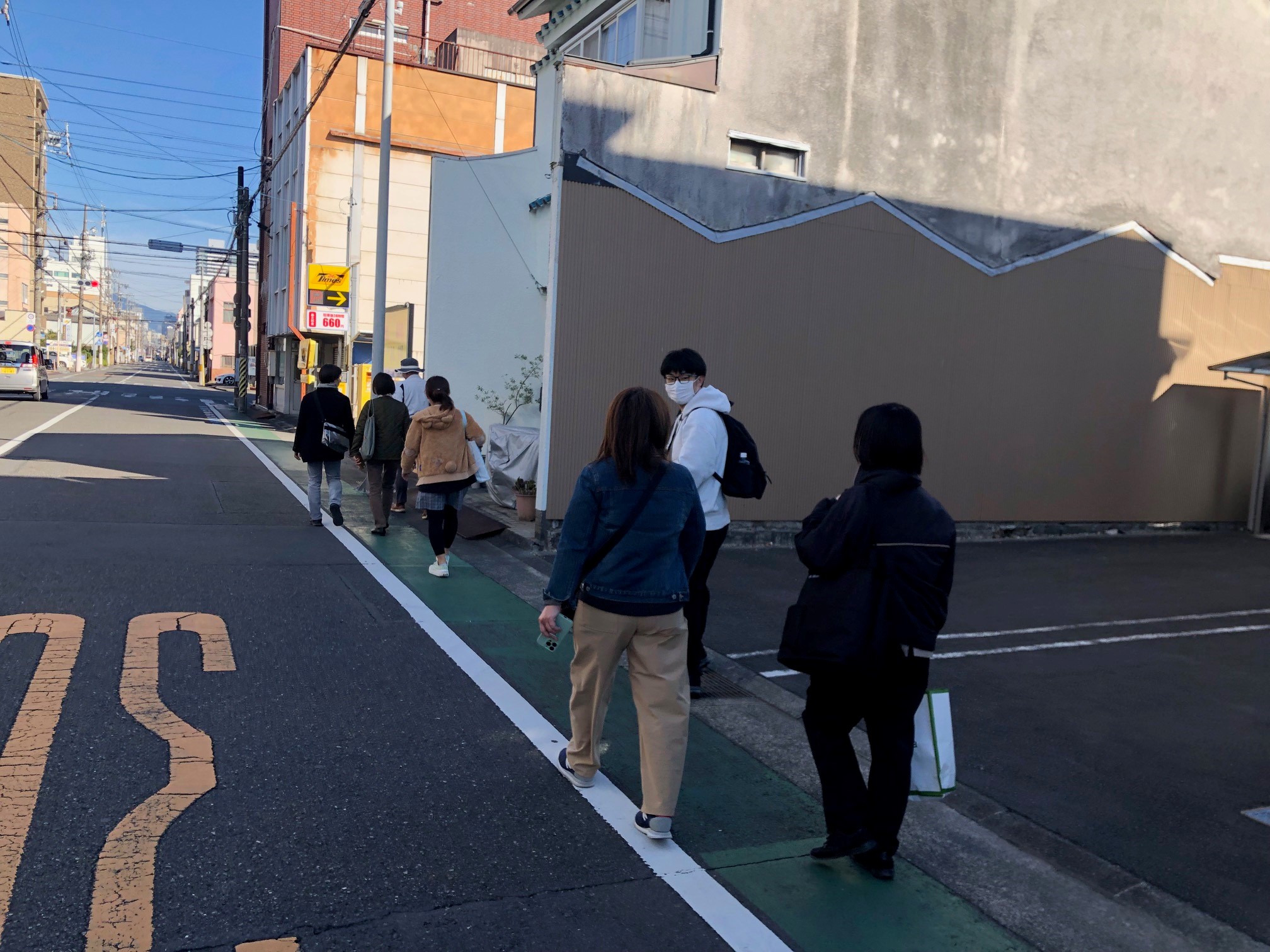 ツアーは歩いて移動