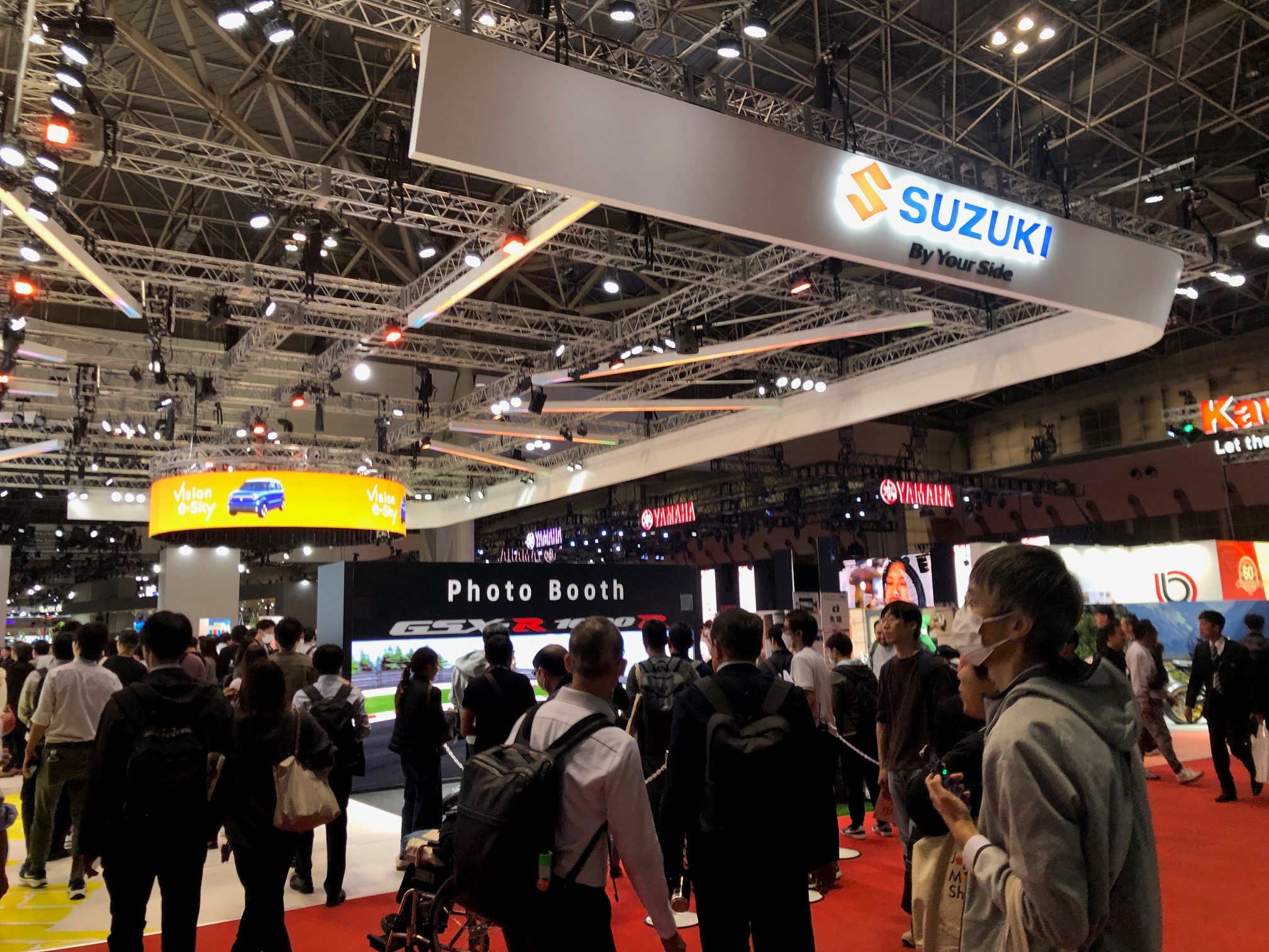 大手メーカーのブースは大勢の人が