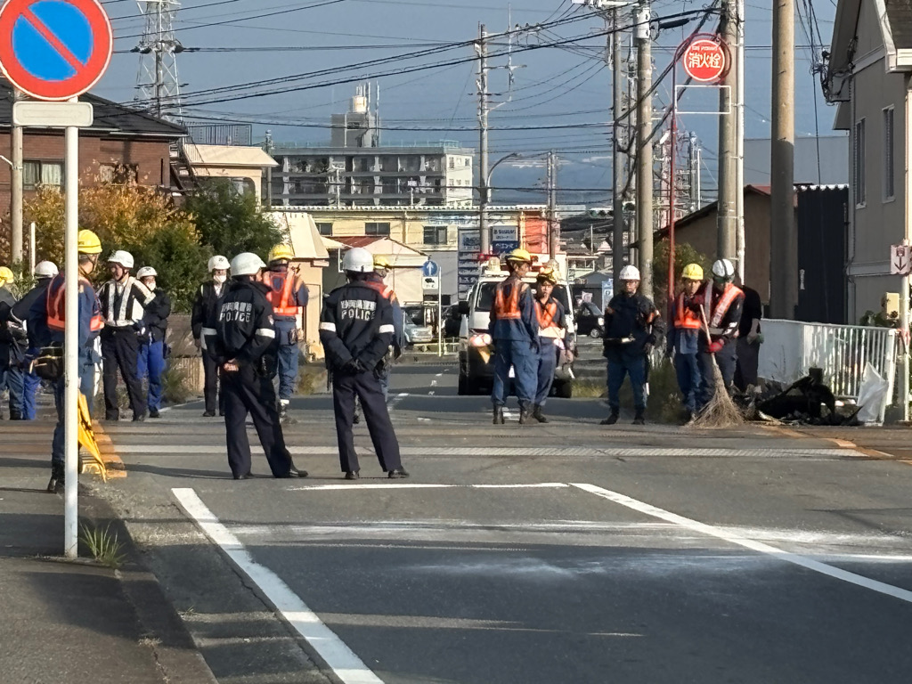 踏切内で列車と車が衝突…80人の乗客にけがなし　JR東海道線が一部区間で3時間運転見合わせ　静岡・富士市