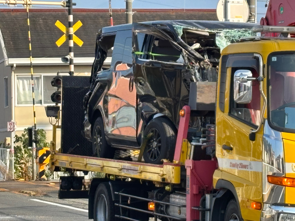 踏切内で列車と車が衝突…80人の乗客にけがなし　JR東海道線が一部区間で3時間運転見合わせ　静岡・富士市