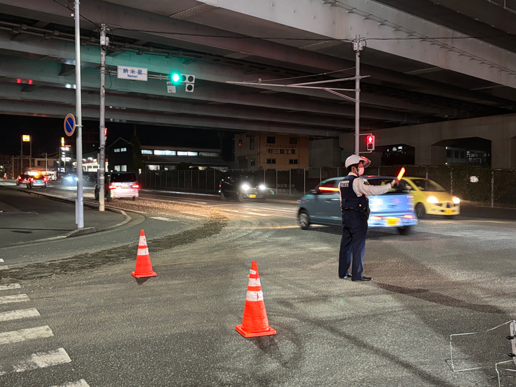 現場付近の交通整理をする警察官