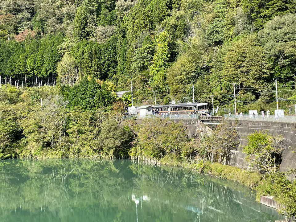 為栗駅と秘境駅号　（提供：JR東海）