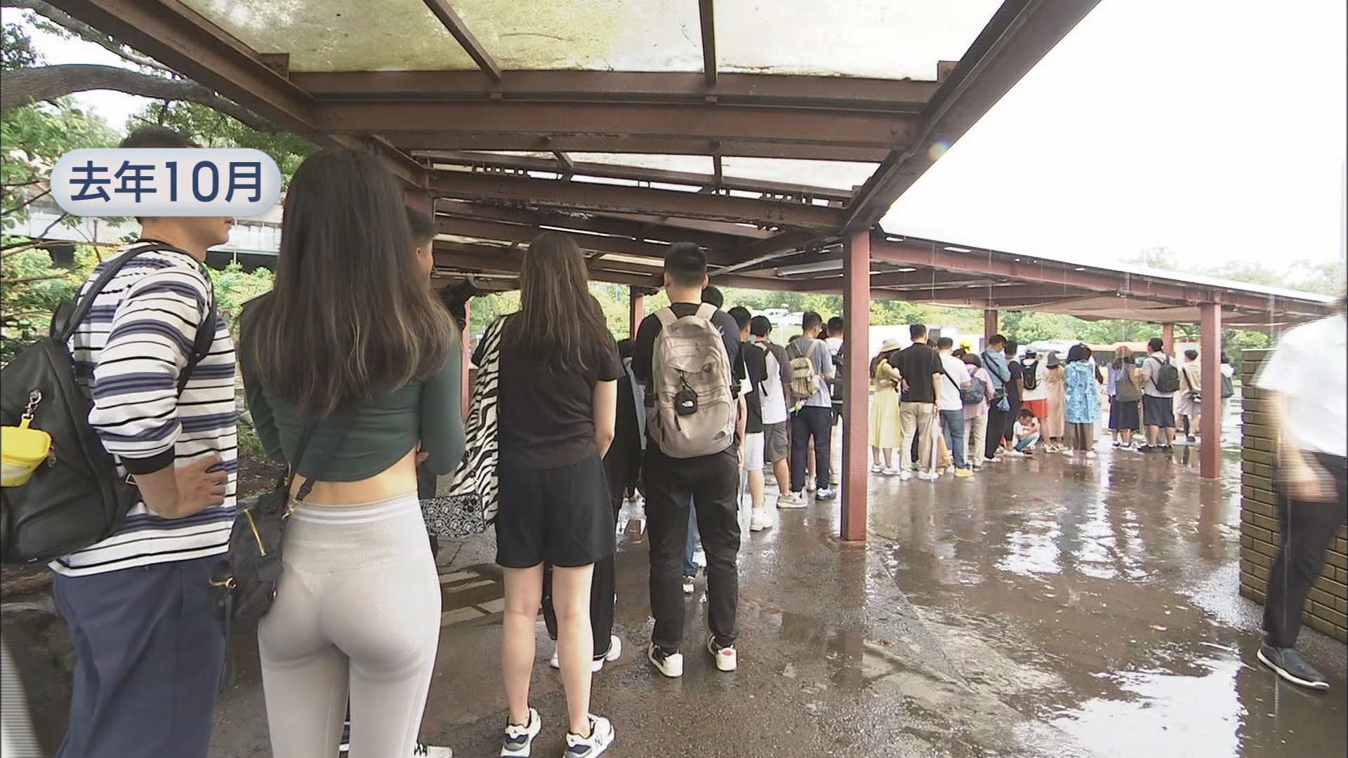 バス乗り場には長い行列