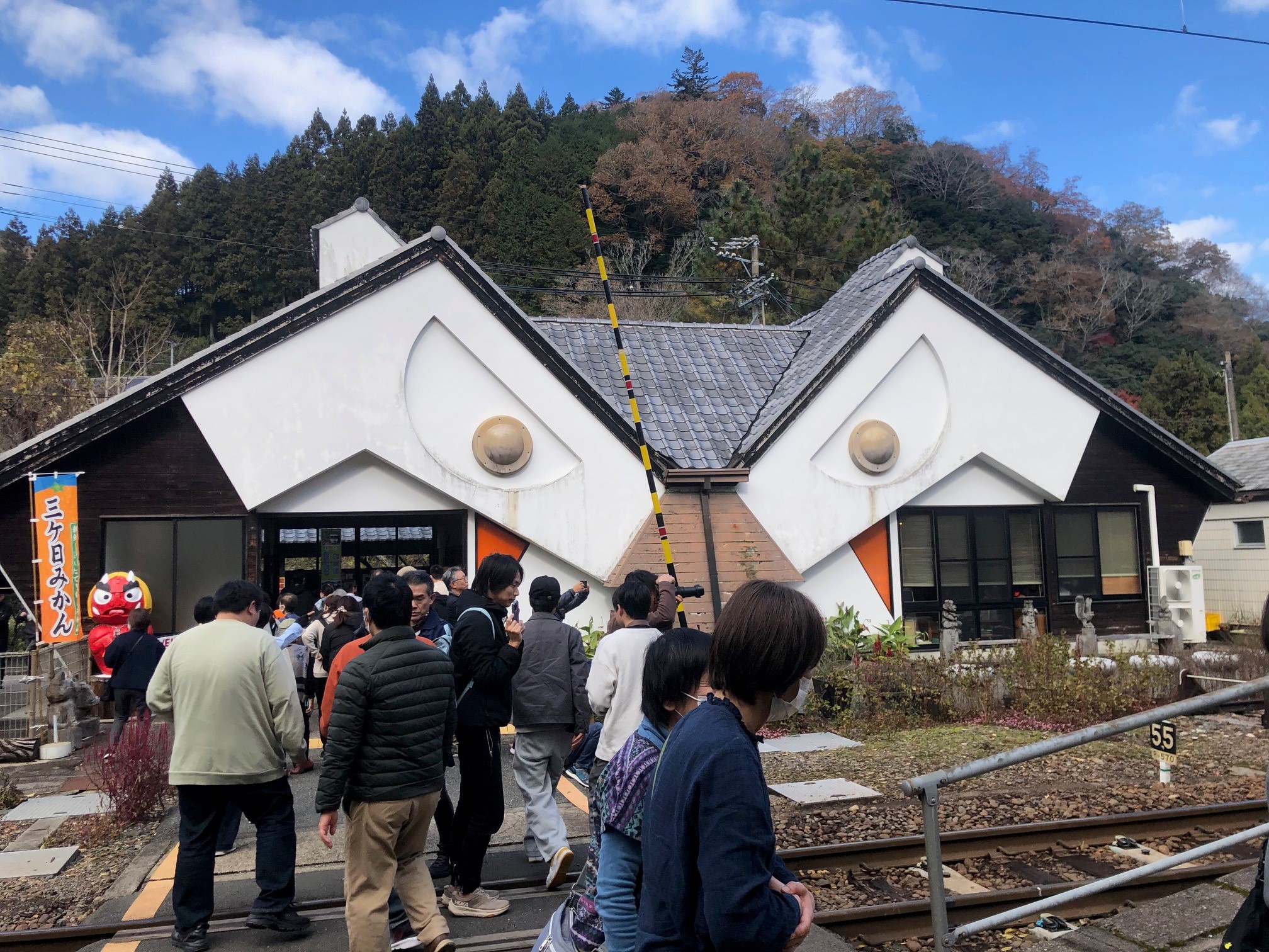 鬼の面をモチーフにしている東栄駅の駅舎