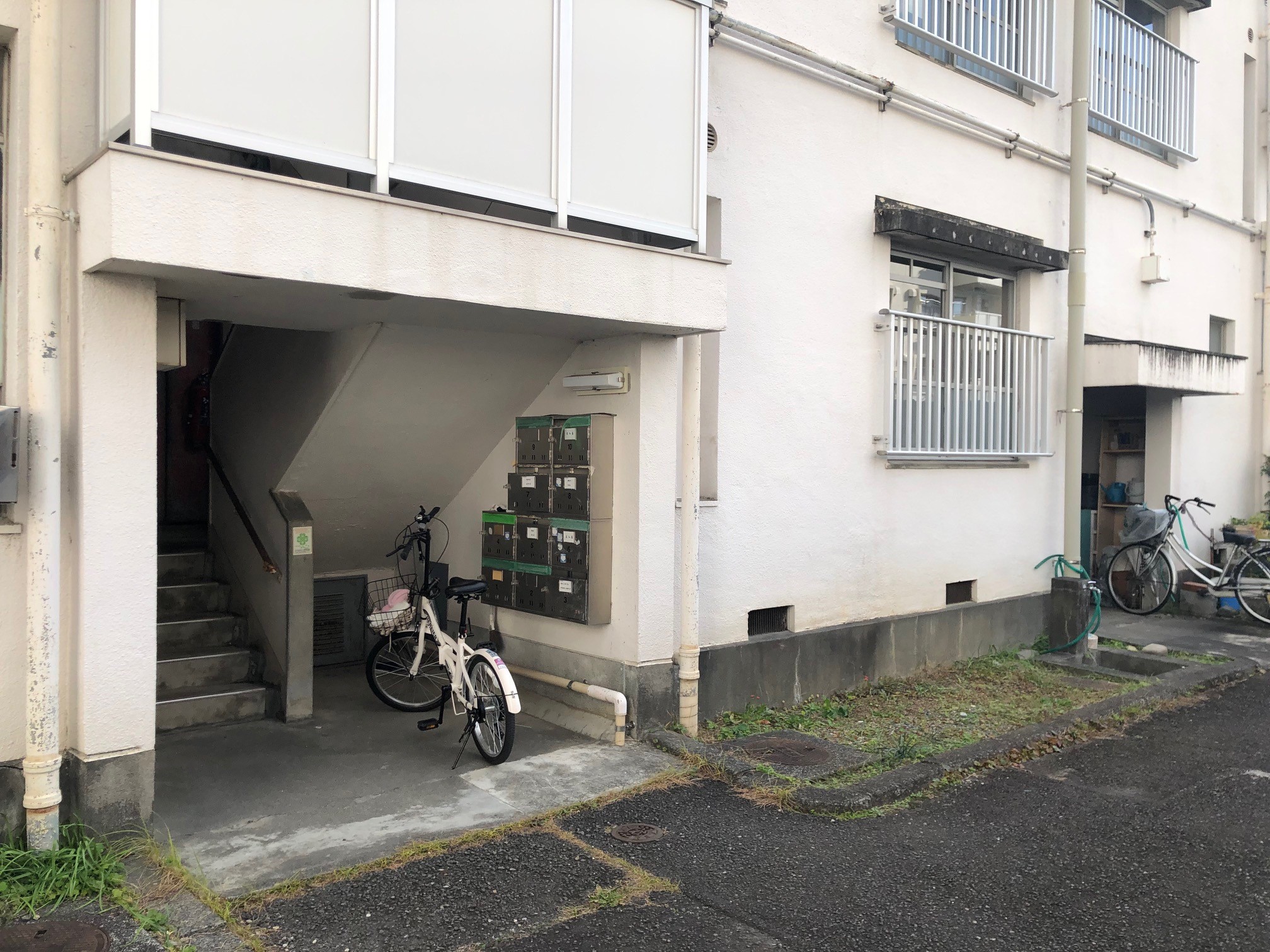 ベランダでつながっているが入口は別の階段を使用