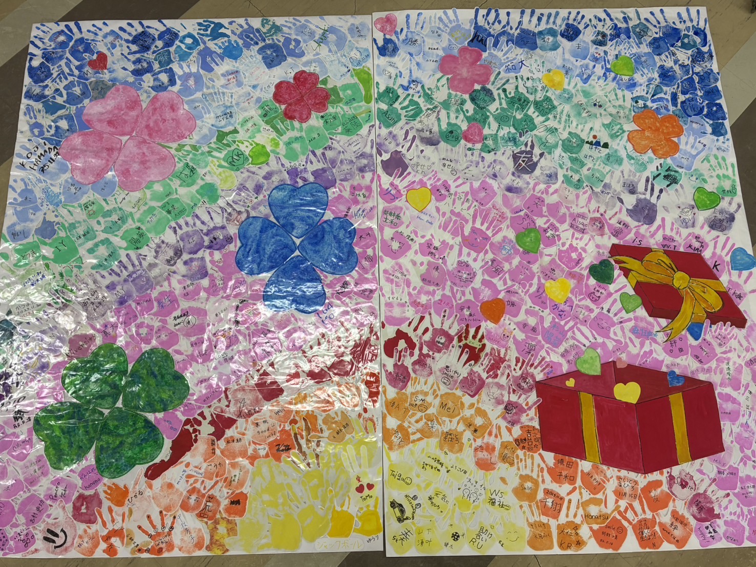 静岡・伊豆の国市で市民団体が製作した「ハンドスタンプアート」を展示　2350の手形を使ったモザイクアートも