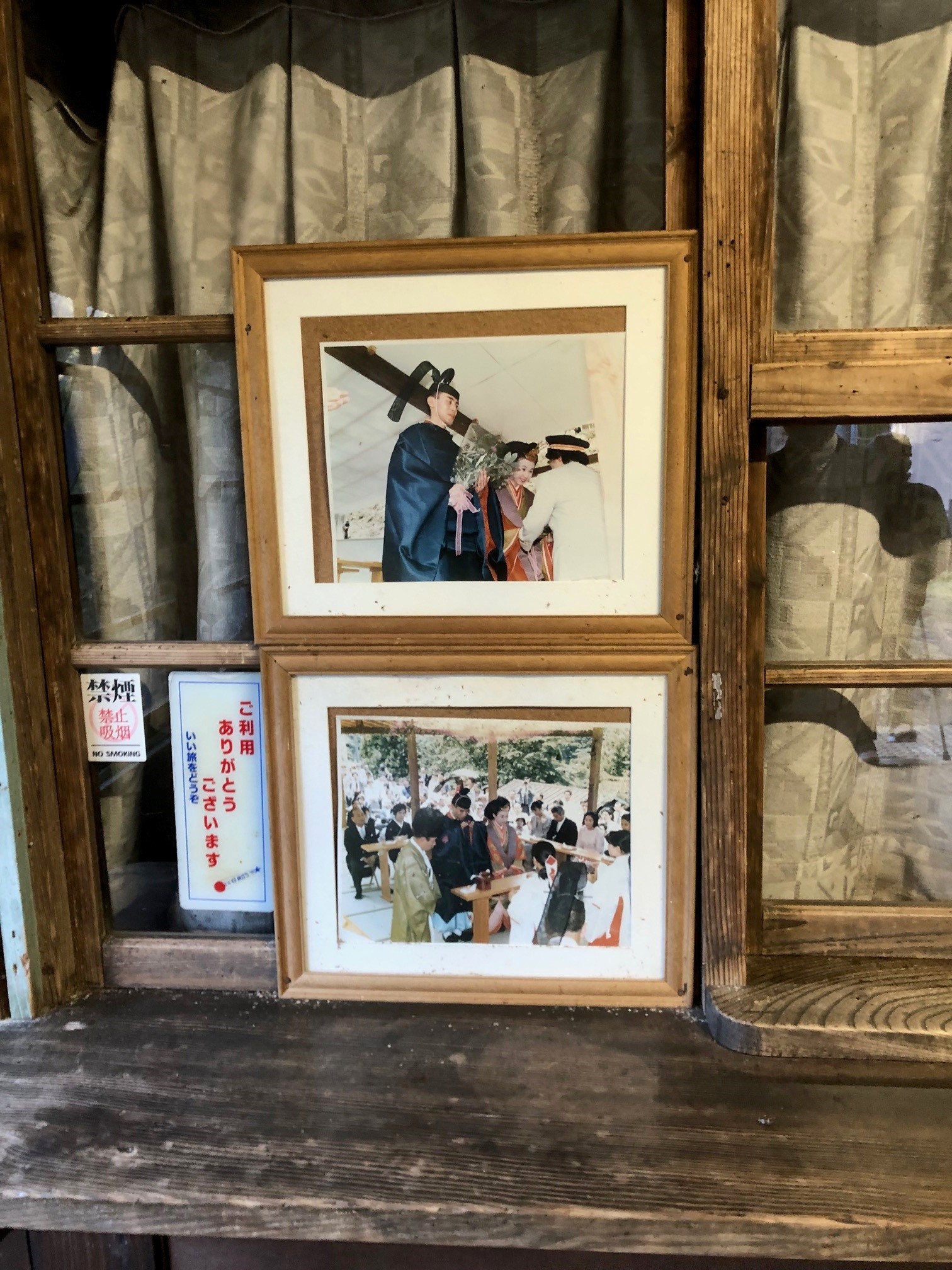 駅舎には結婚式の写真も