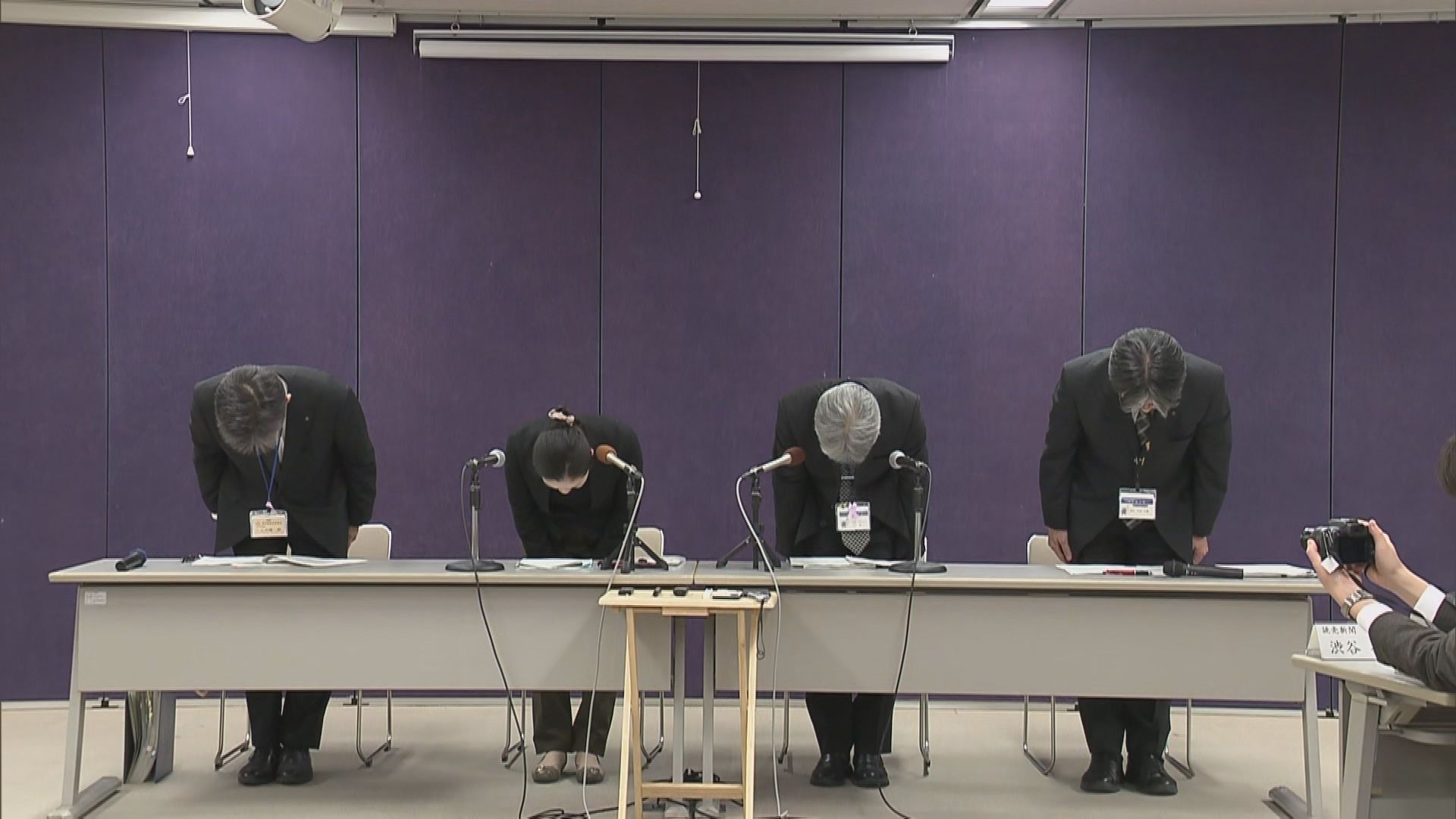 会見で謝罪する県教委幹部