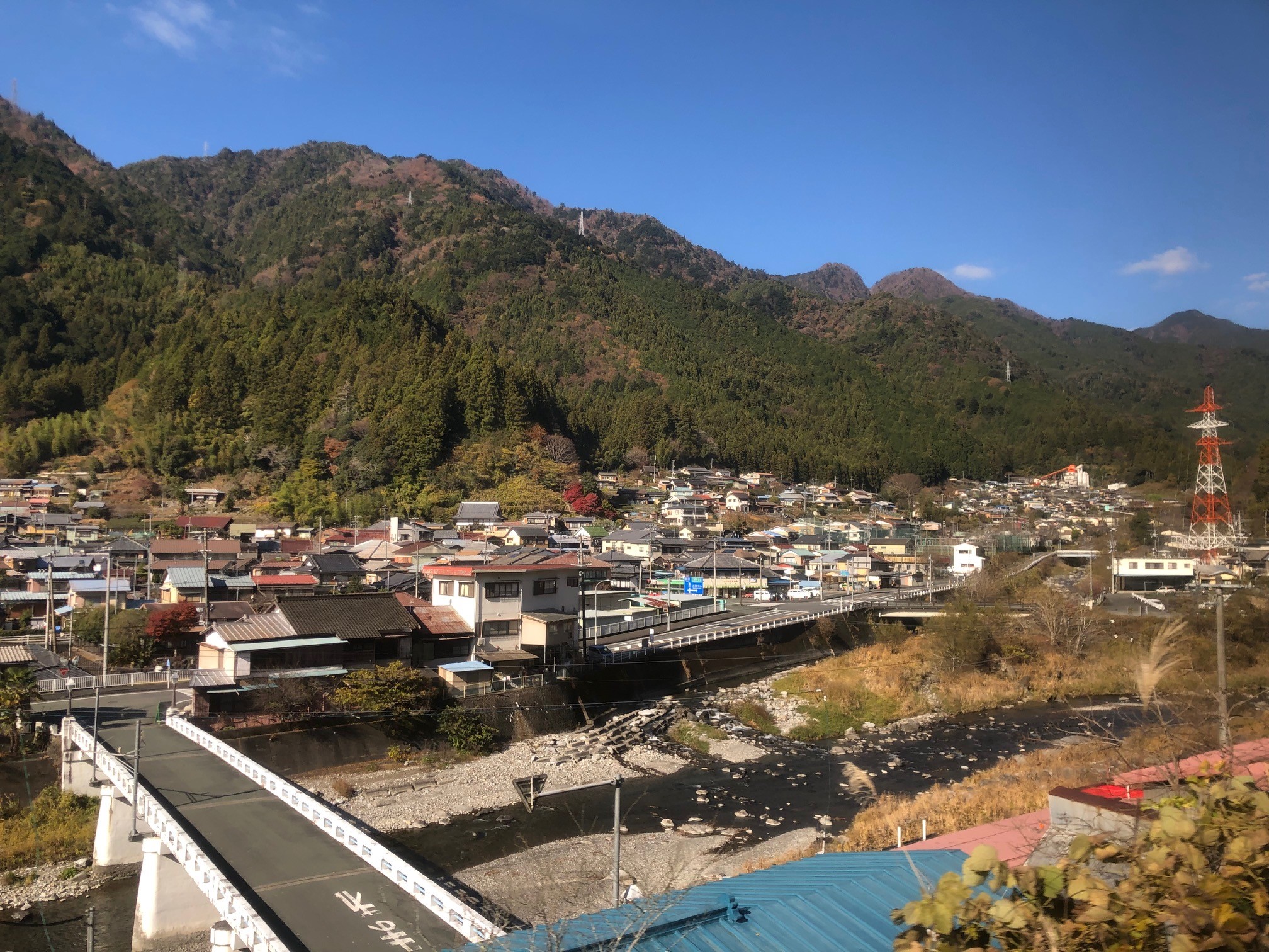 多くの民家がある「水窪駅」は通過