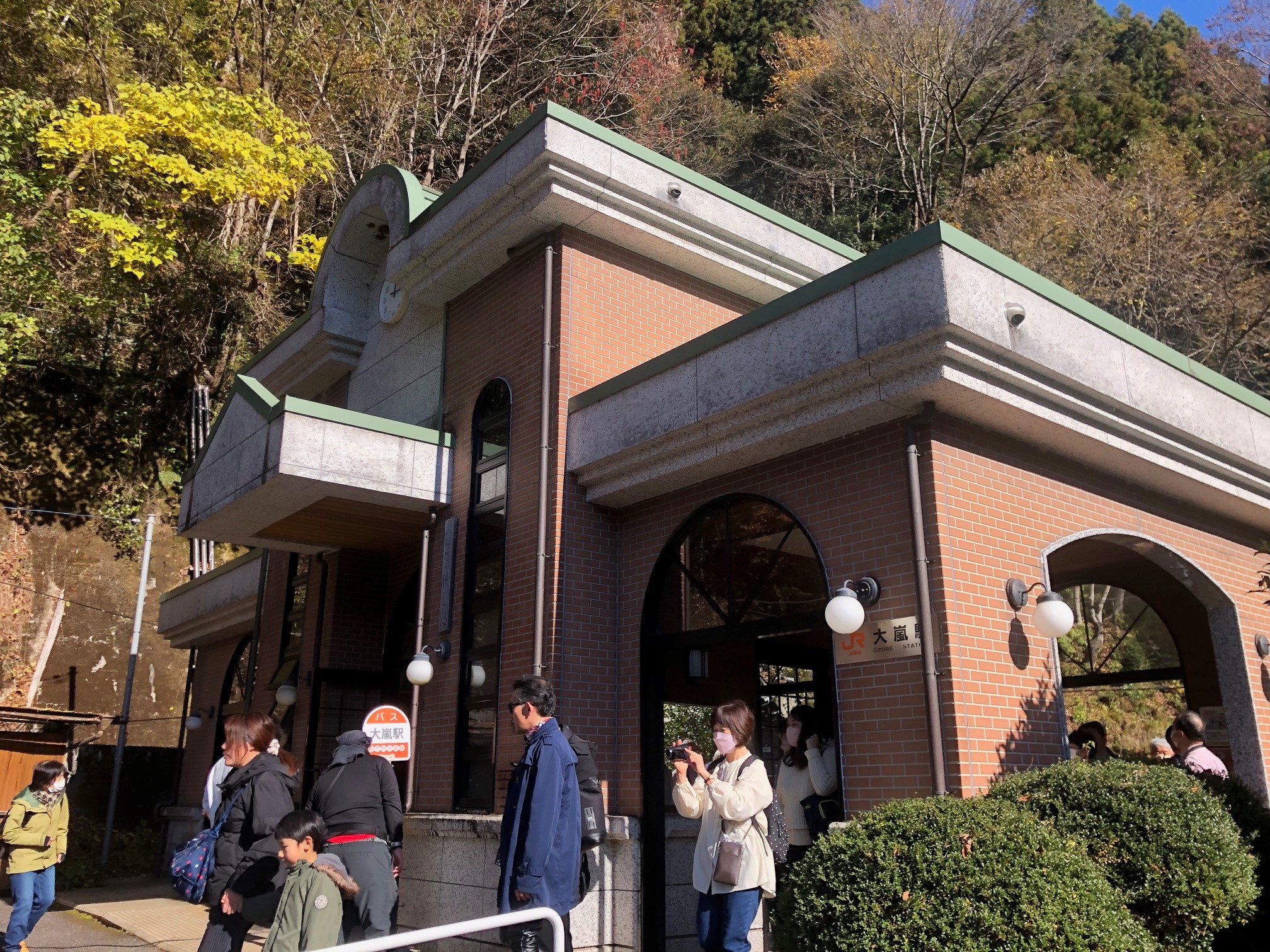 東京駅をモチーフにした「大嵐駅」の駅舎