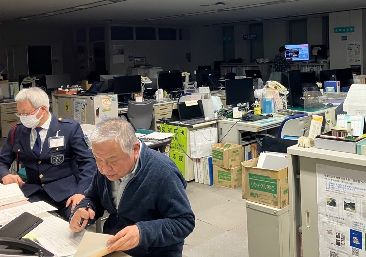 情報収集する静岡県庁職員