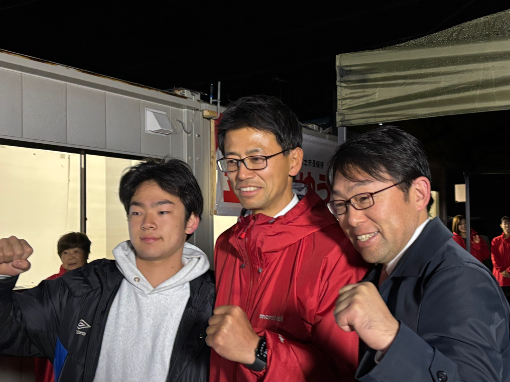 当選した金指祐樹さん(中)