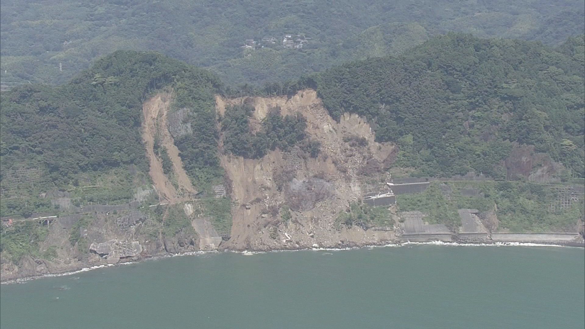 大崩海岸の斜面が崩落