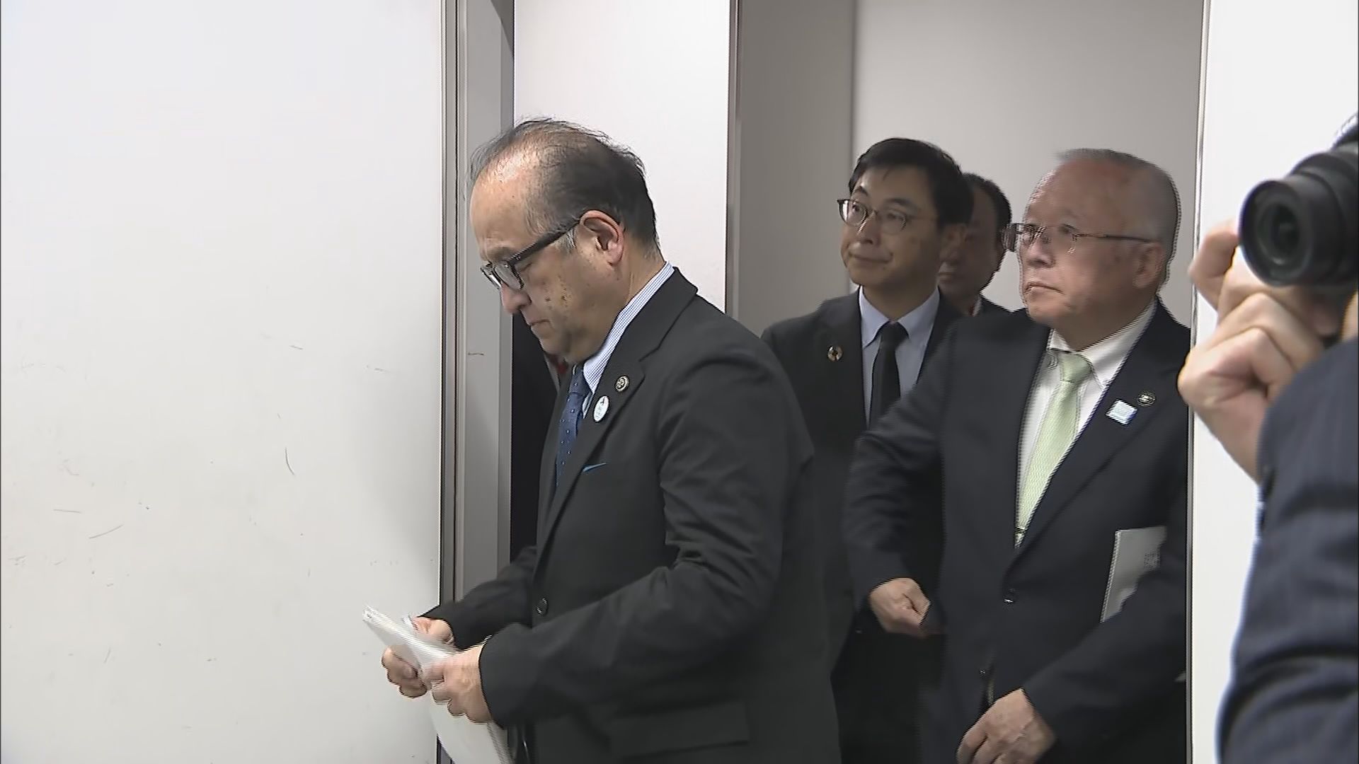 部屋に入る４市長