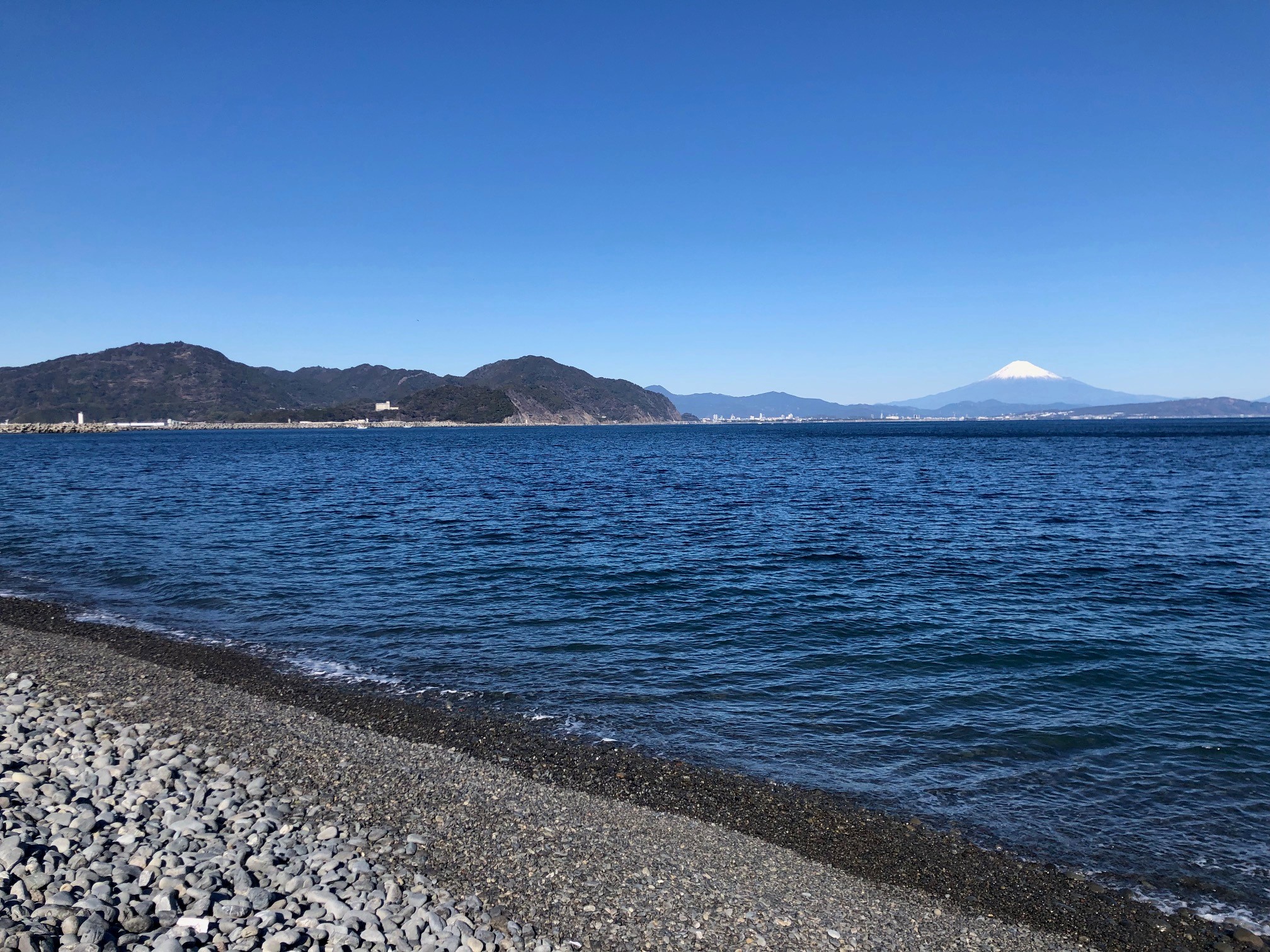 八雲が泳いだという焼津市の海岸　海の向こうに富士山も見える
