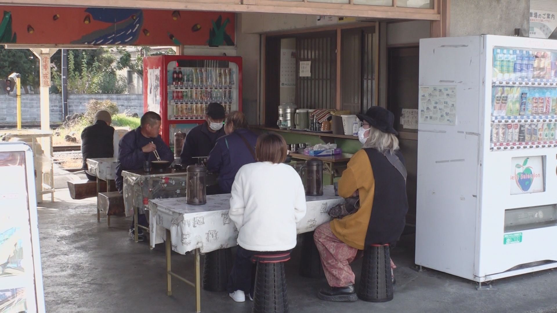 市民に愛され50年…無人駅の駅そば店　トッピング全部のせのつわものも　静岡・富士市