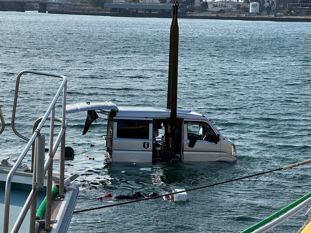 「命が助かって良かった」静岡・湖西市で車が湖に転落する事故　運転手の男性に怪我はなし