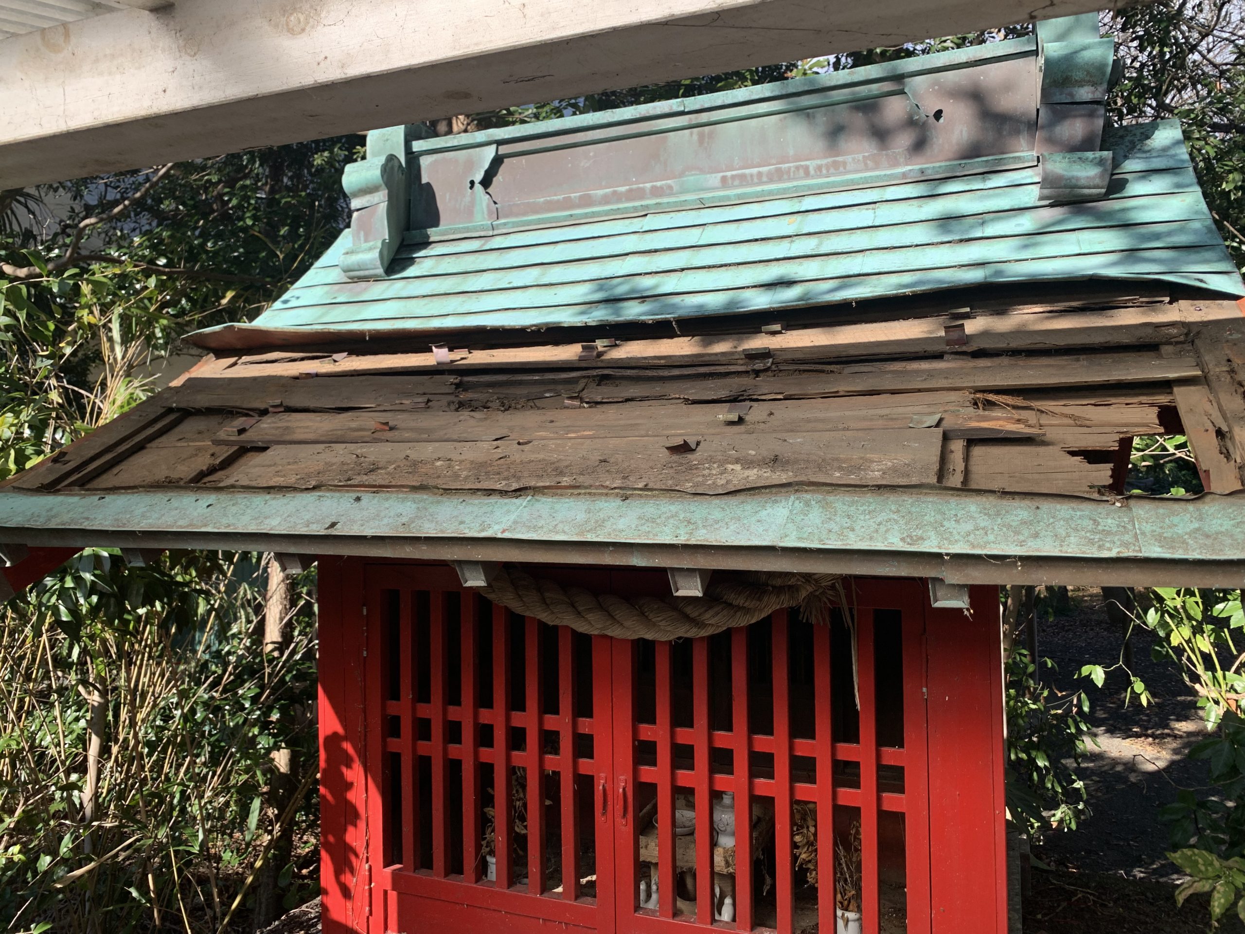 屋根板がはがされた建物