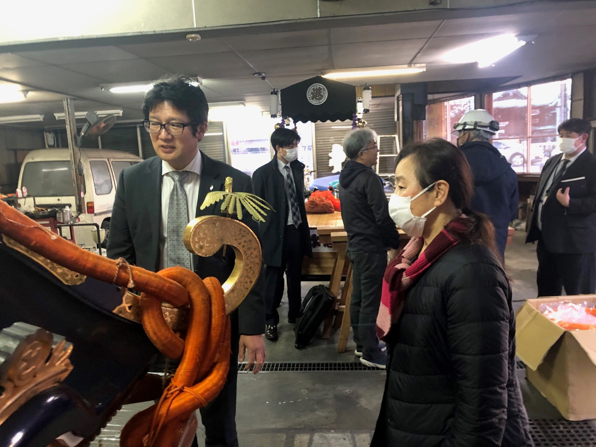 「清水港會」の伴会長から神輿の説明を受ける大貫さん
