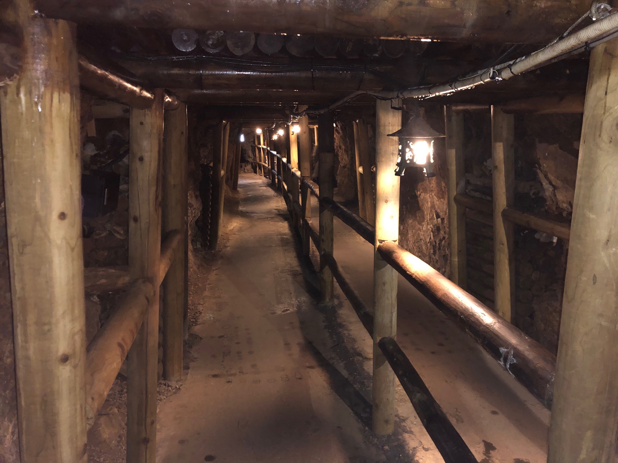 「土肥金山」の中はひんやりしている