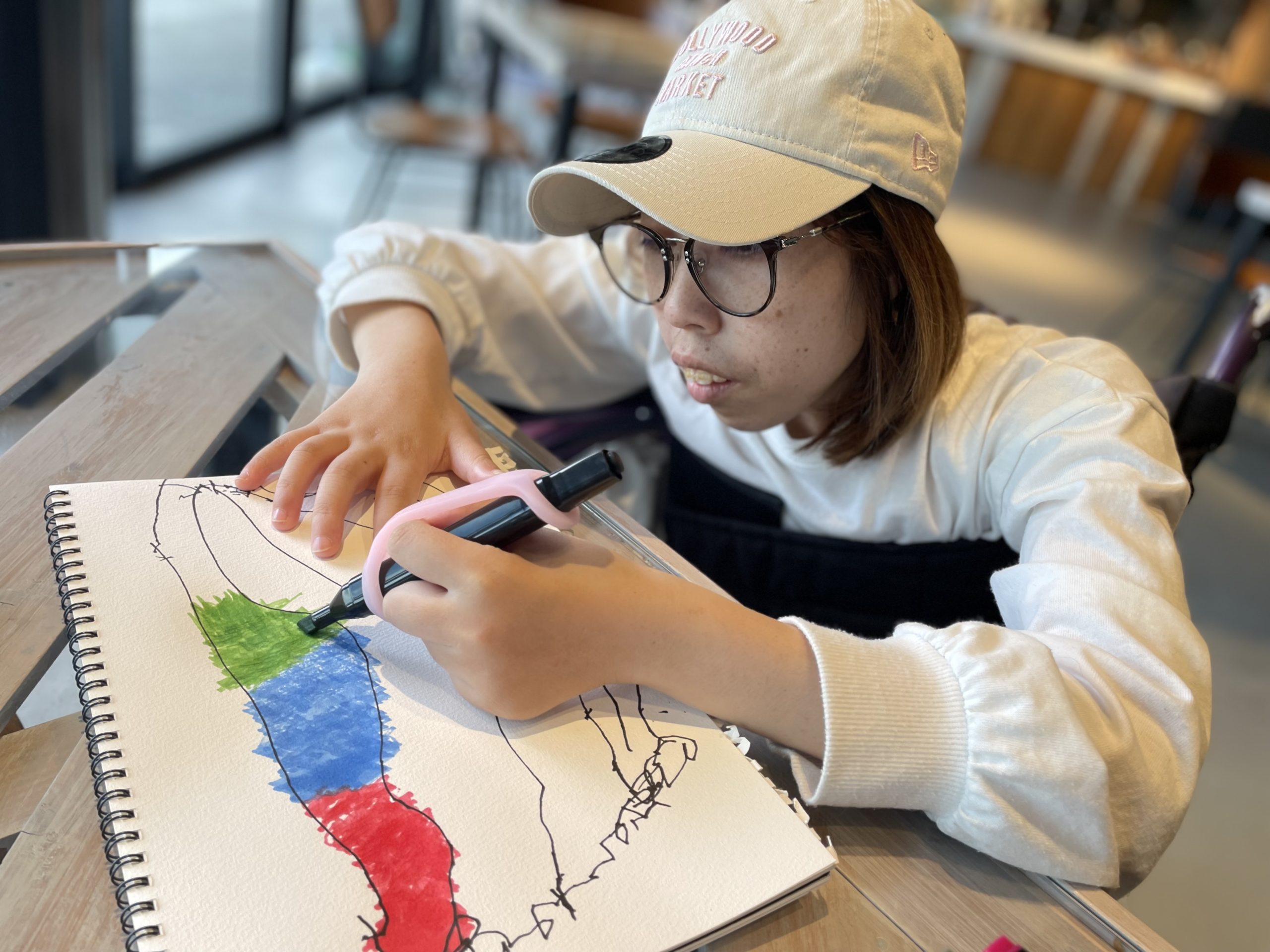 ハンデを抱えるアートデザイナー　Tomokaさん