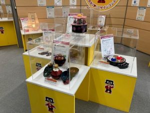 製品化された入賞作は毎年しずおか焼津信用金庫本店で展示（2025年の展示）