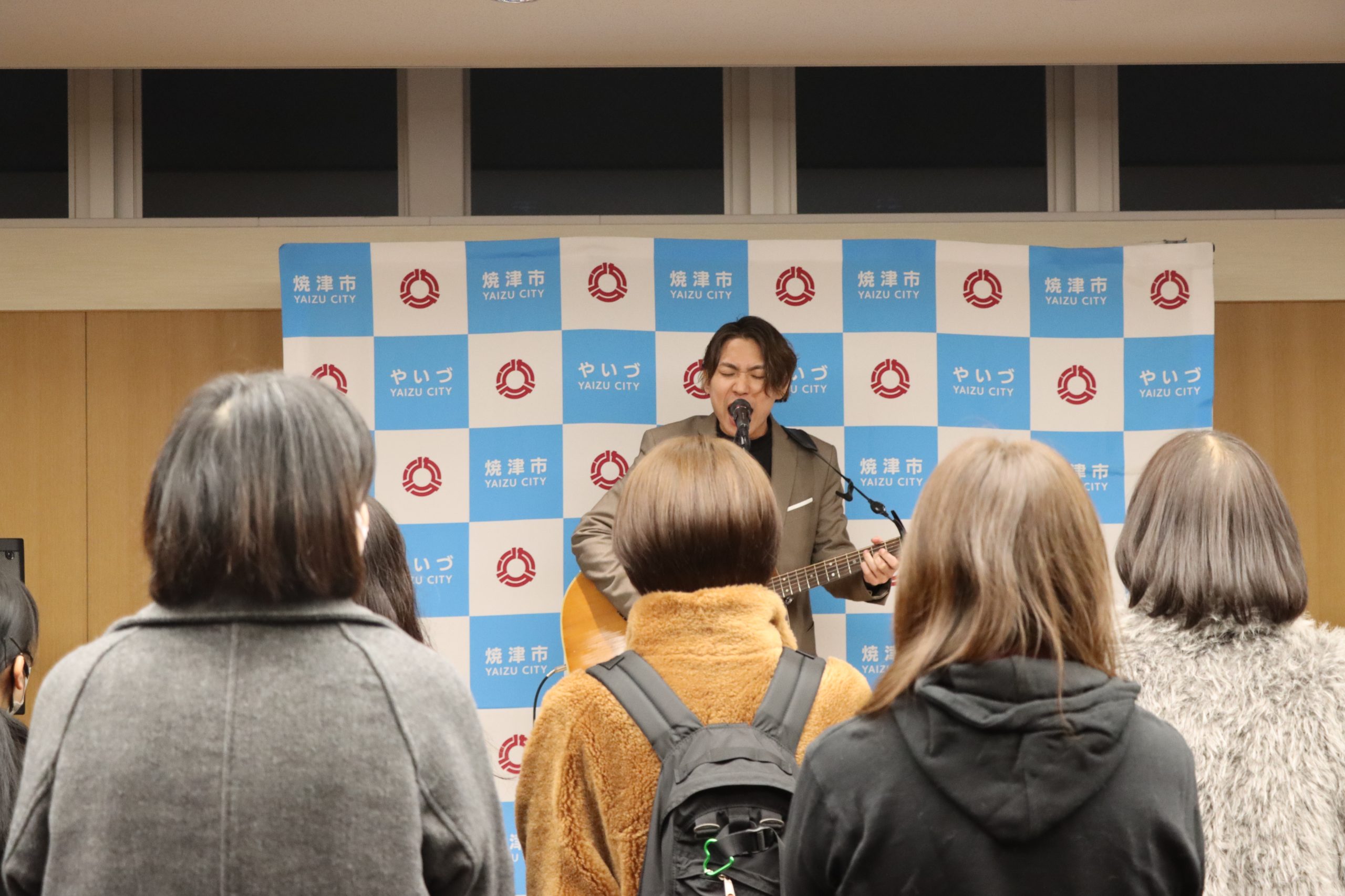 市役所では市民へのお披露目ライブも行われた