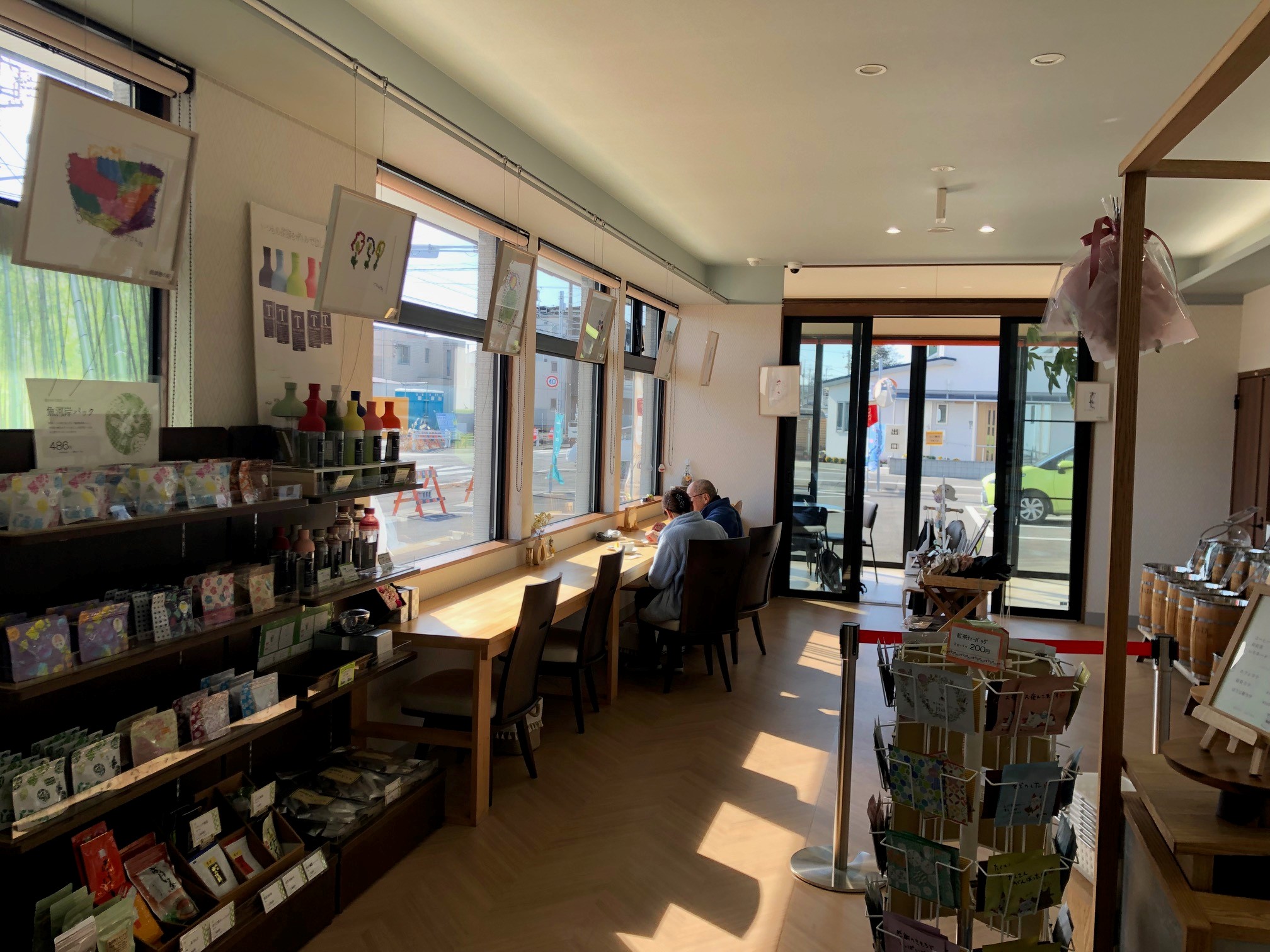 会場には絵が展示されているほかグッズの販売も