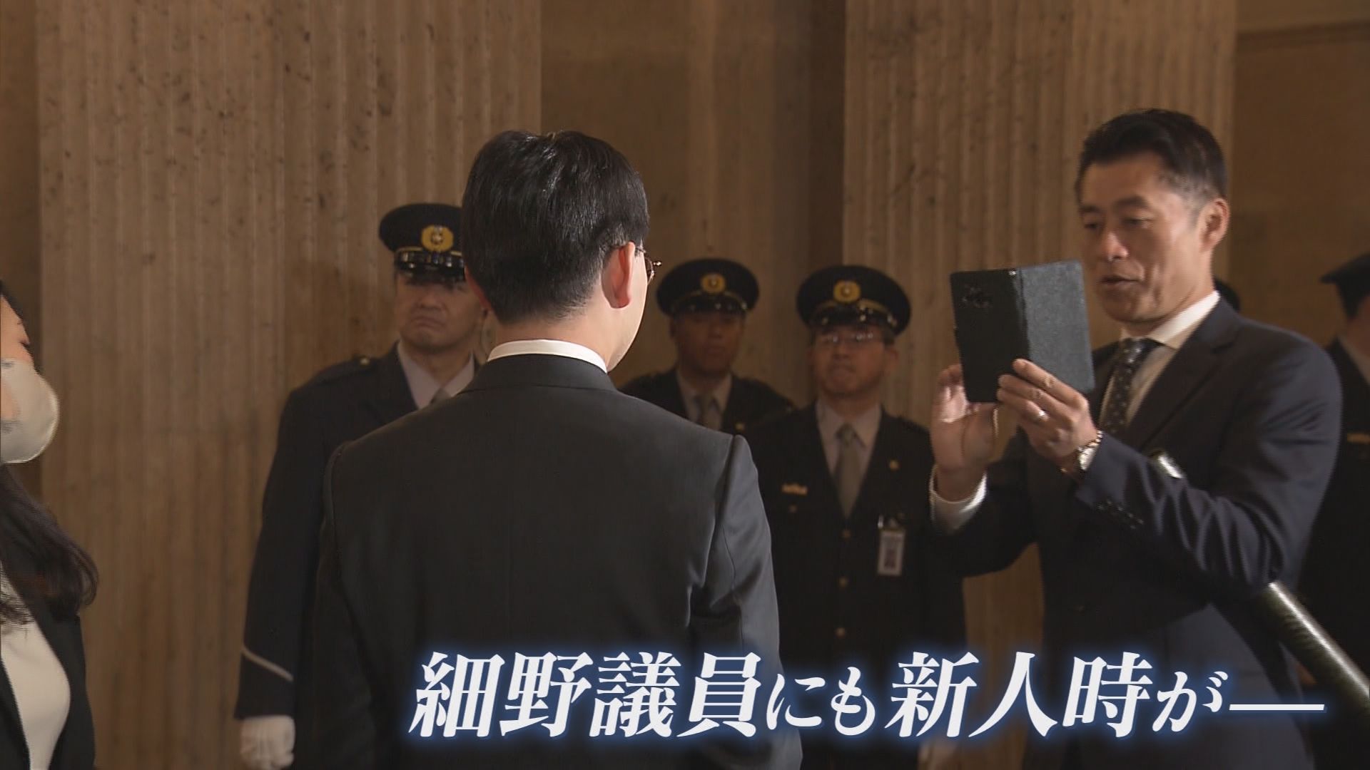 長田氏の写真を撮る細野豪志議員