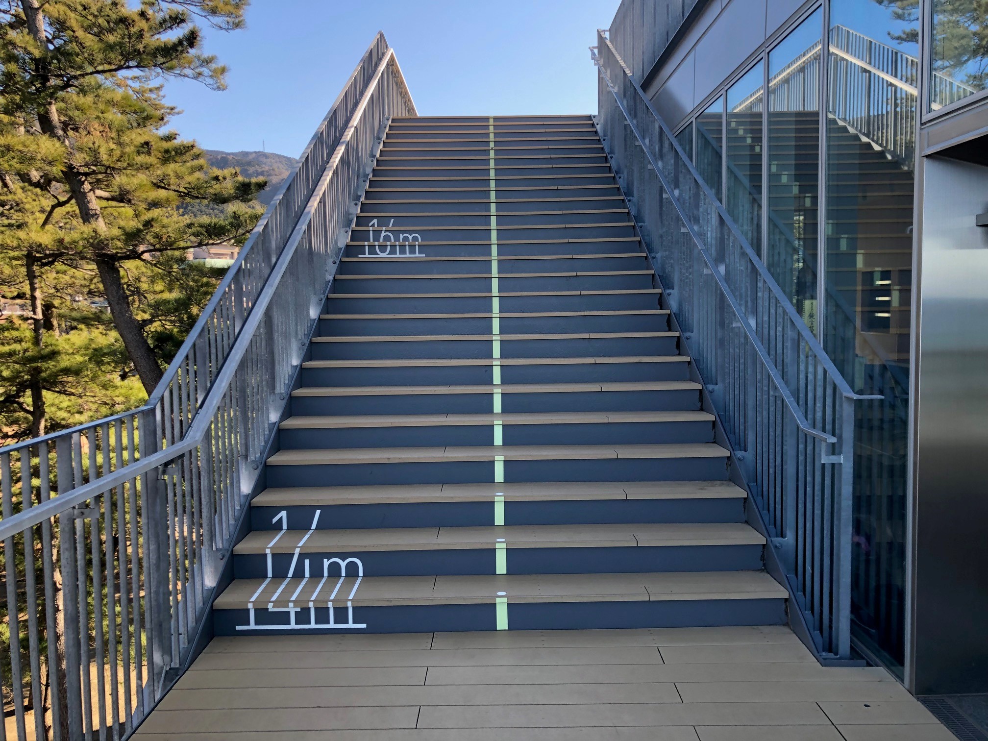 「避難時の目安に」階段に海抜が書かれているのが特徴