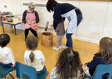 大貫さんはロンドンで日本語や日本の文化を教えている