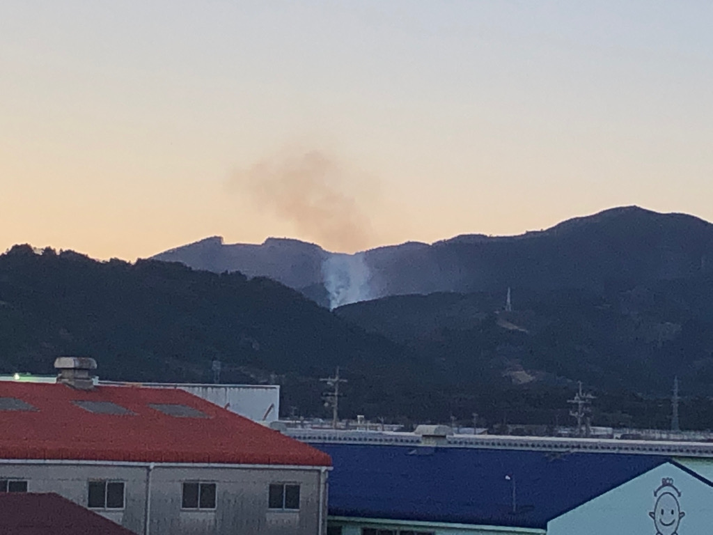 【続報】炎が幅50mで山頂に向かって延焼中　消防車10台が消火活動　静岡・島田市で山林火災