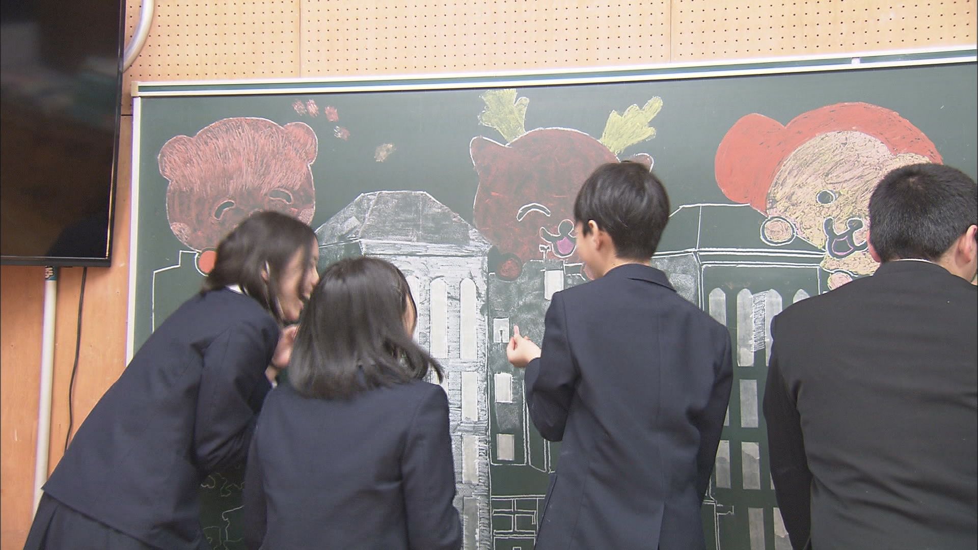 子どもたちの思い出を黒板アートに！　まもなく閉校する静岡市の梅ヶ島小中学校　