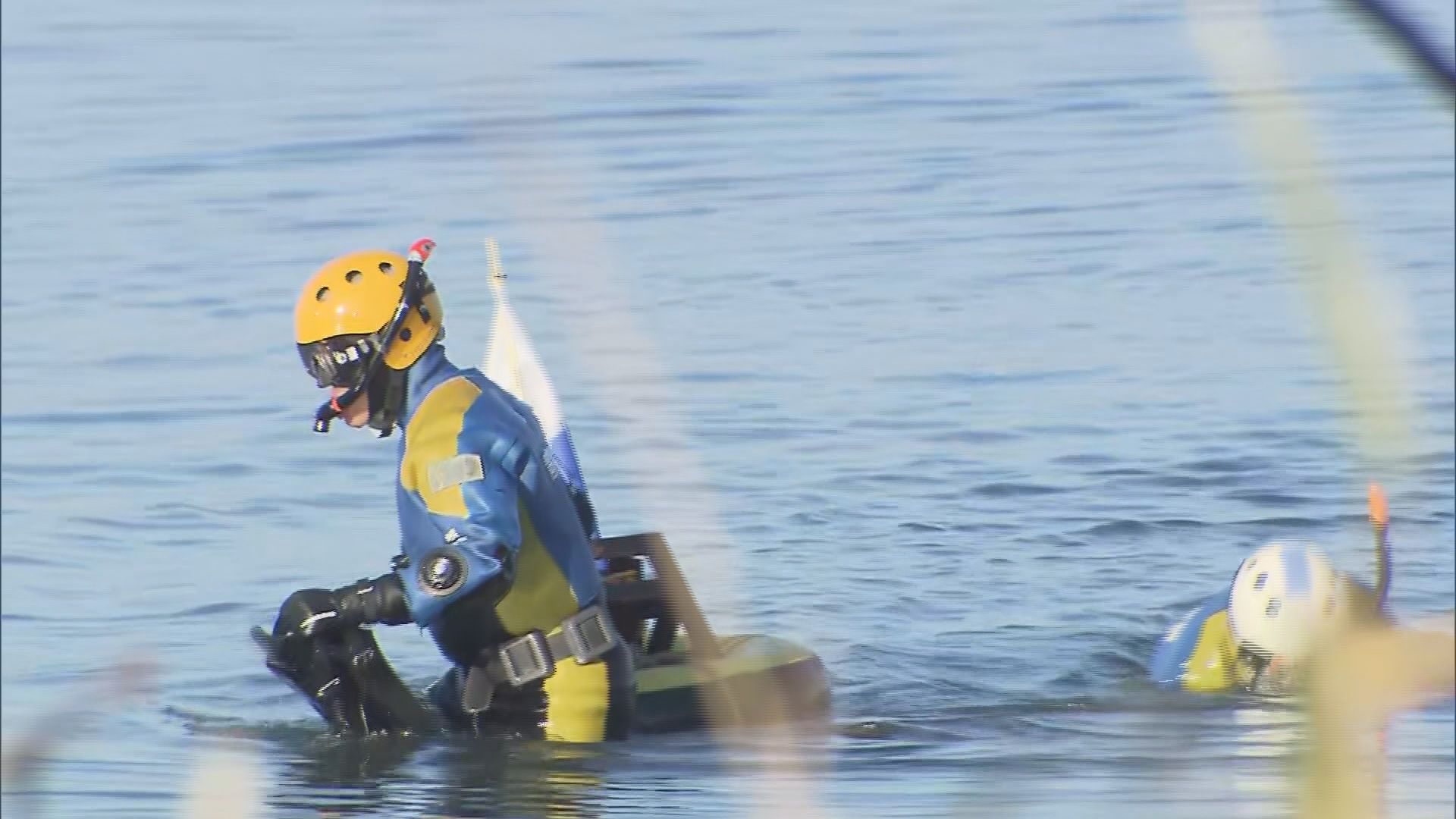 男子高校生の遺体発見現場を調べる警察官