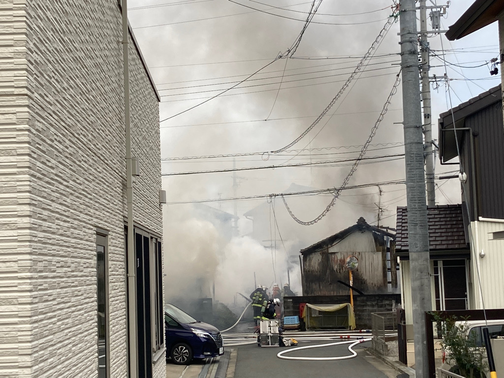 【速報】浜松市のアパートで火災　けが人がいる模様