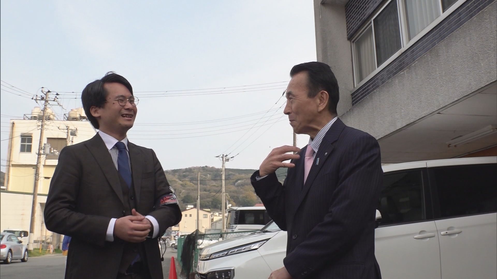 鈴木知事（右）から話を聞く期日前さん