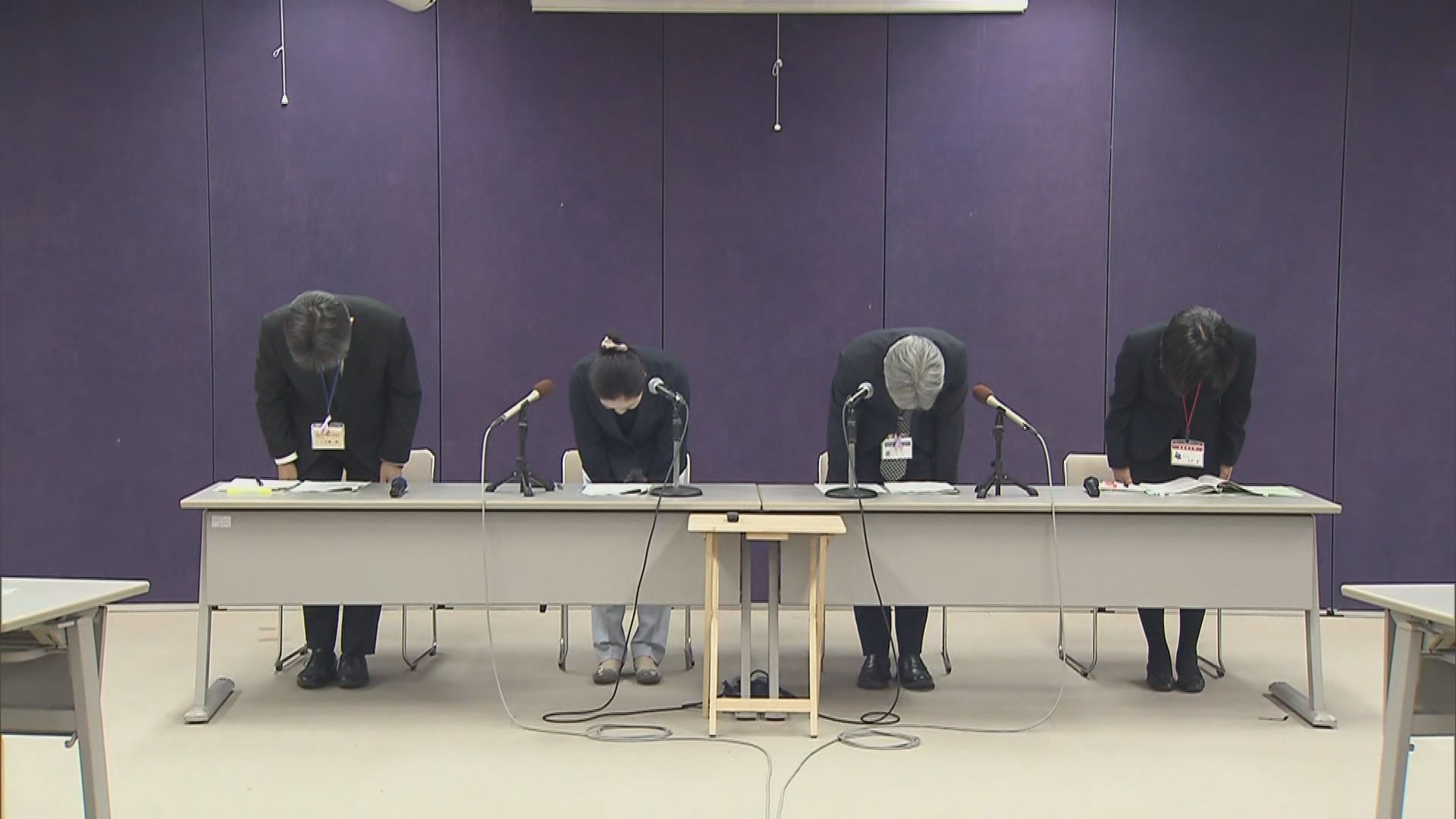 会見で謝罪する県教委幹部　19日
